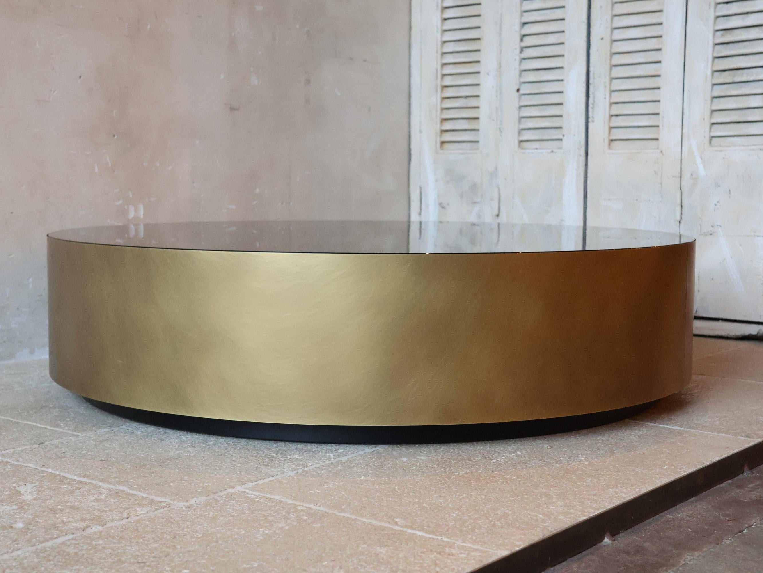 Meridiani BELT Table basse ronde en laiton et verre fumé par Andrea Parisio en vente 2