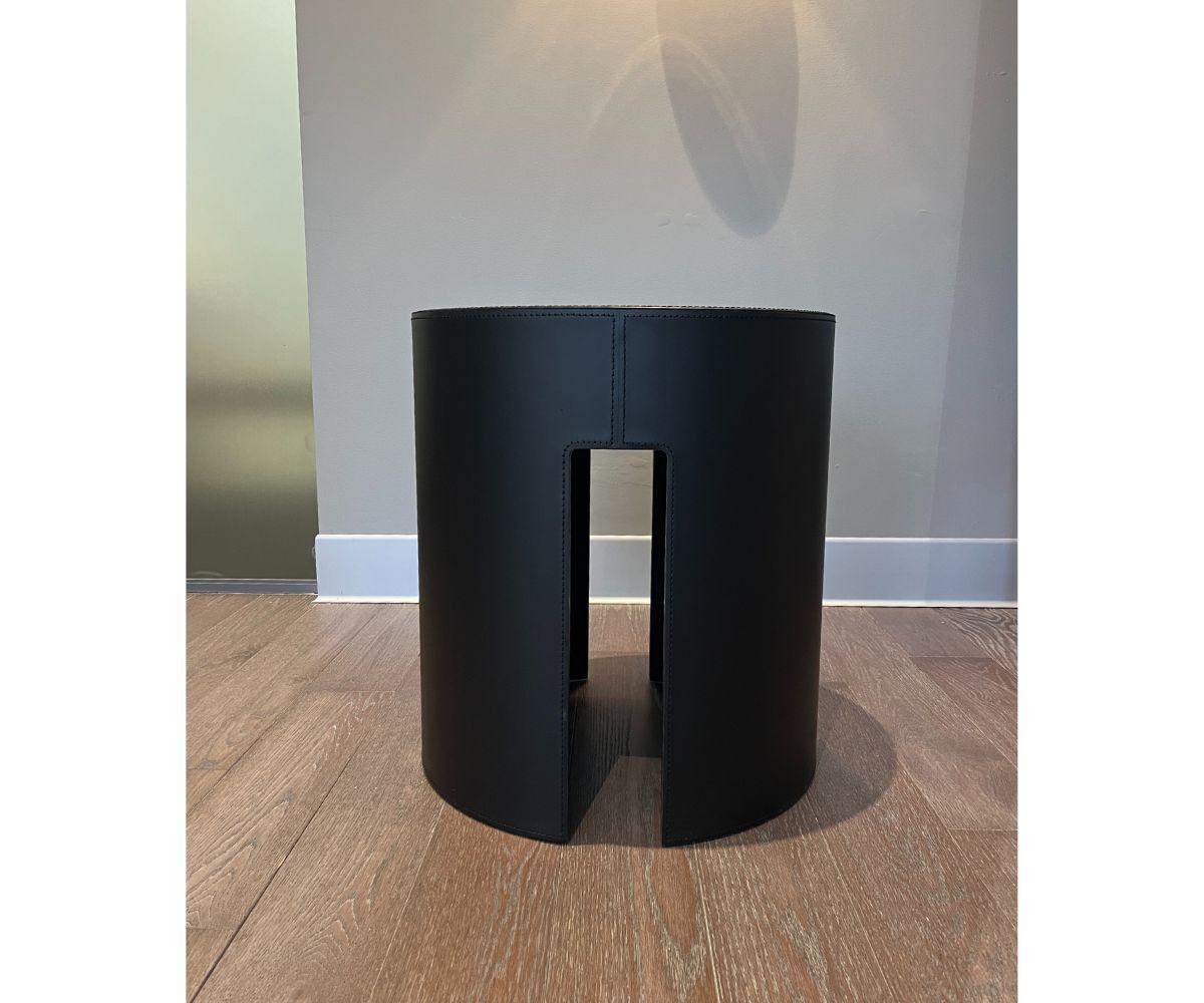 La colección de mesas bajas Gong, diseñada por Andrea Parisio para Meridiani, encarna la sencillez con su diseño llamativo y riguroso. Cada mesa baja tiene un robusto armazón de madera acabado en elegante piel de silla de montar negra, que ofrece
