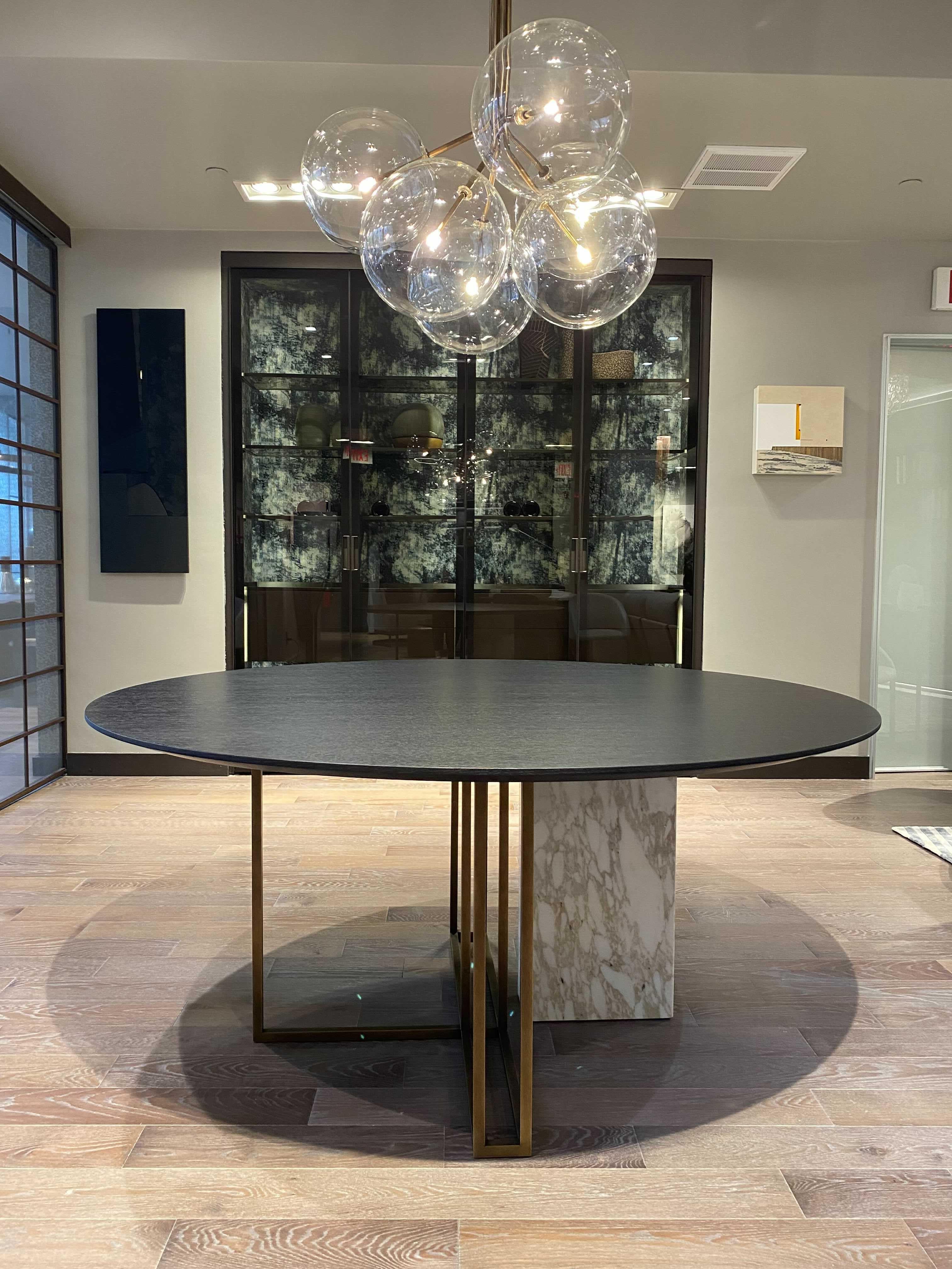 Moderne Table Meridiani Plinto de Andrea Parisio en chêne foncé et marbre, échantillon de sol en vente