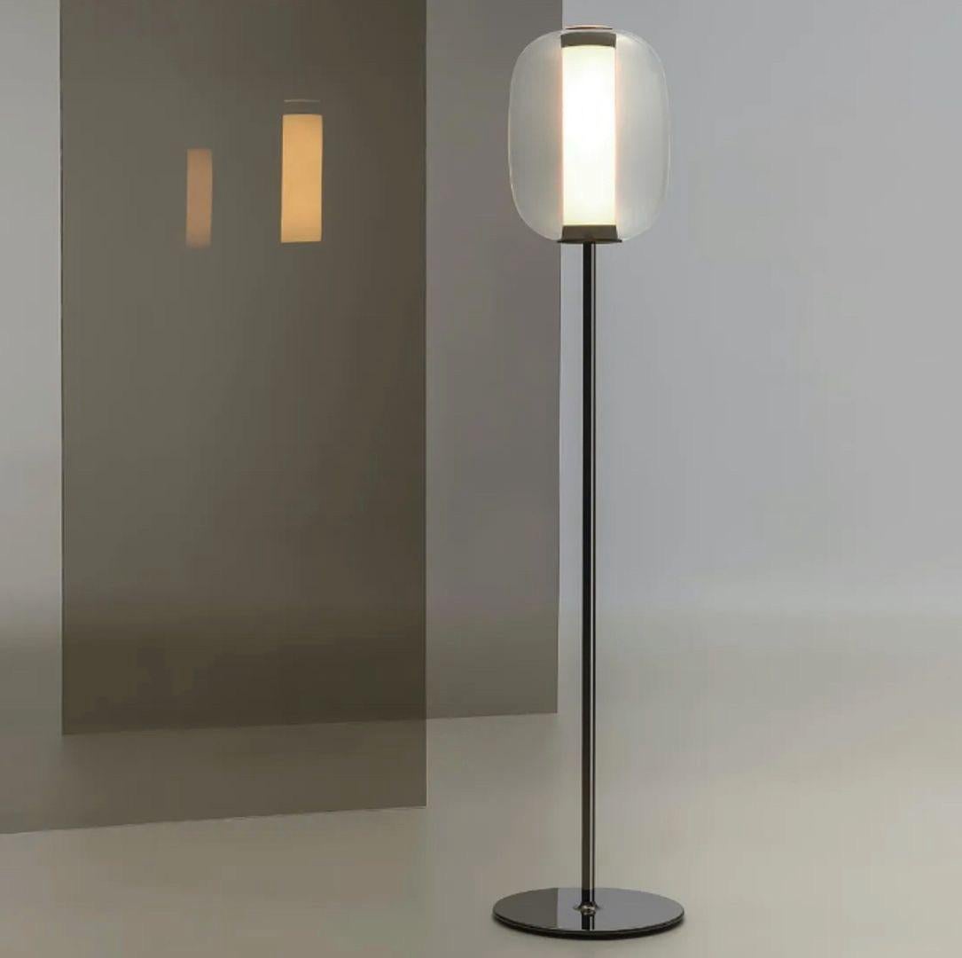 La lampada da terra Meridiano - Medium rappresenta un perfetto equilibrio tra funzionalità e design estetico. La sua forma elegante e fluida, unita a materiali di alta qualità e a un'illuminazione soffusa, la rende una scelta eccellente per