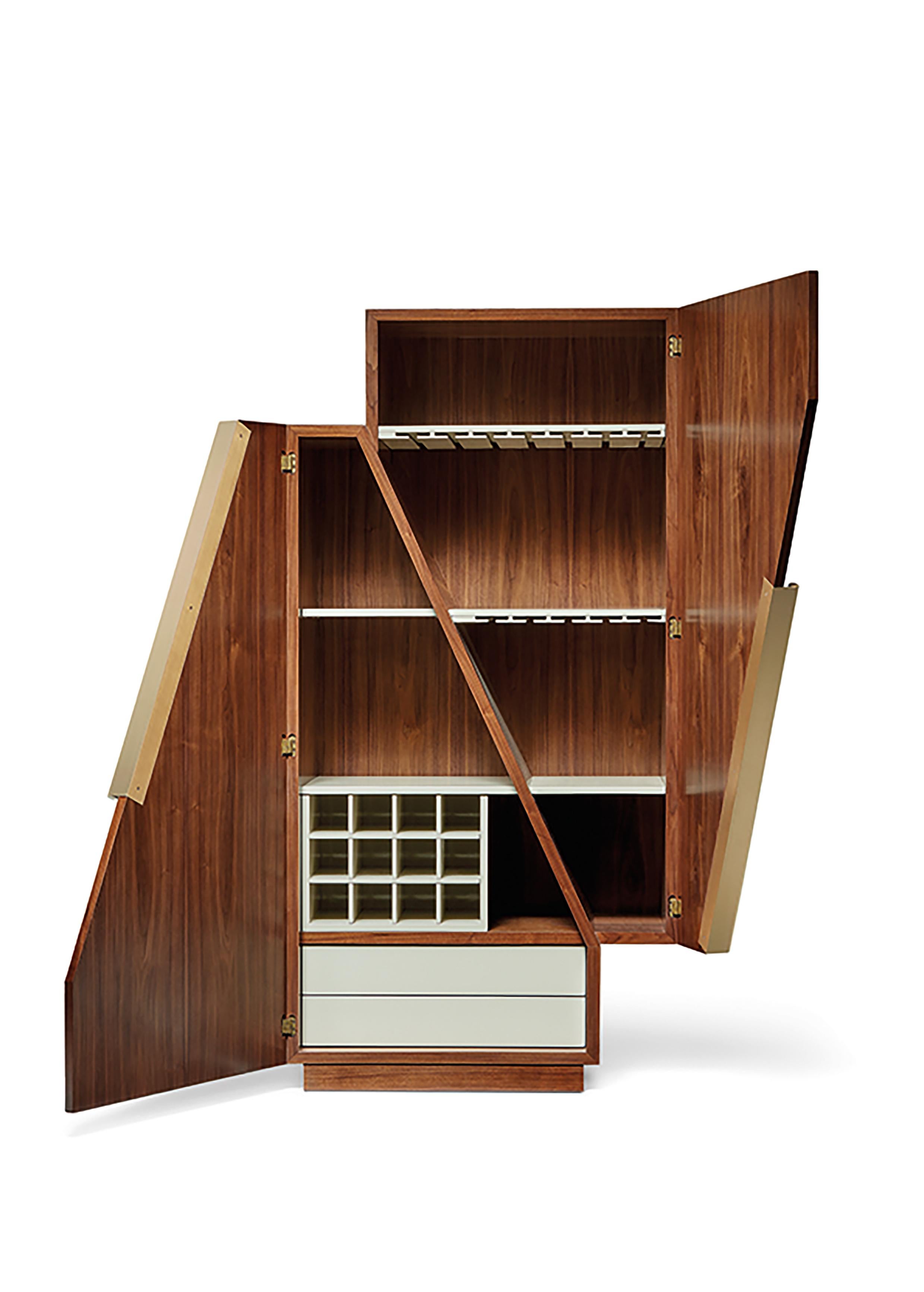 Mobile bar in Wood Meridiano di Ginger & Jagger
Dimensioni: D 53 x L 200 x H 84 cm. 
Materiali: Noce americano, ottone e lacca.
Finiture: Esterno e interno in noce americano impiallacciato opaco; ripiani, cassetti e portabottiglie laccati in Stone