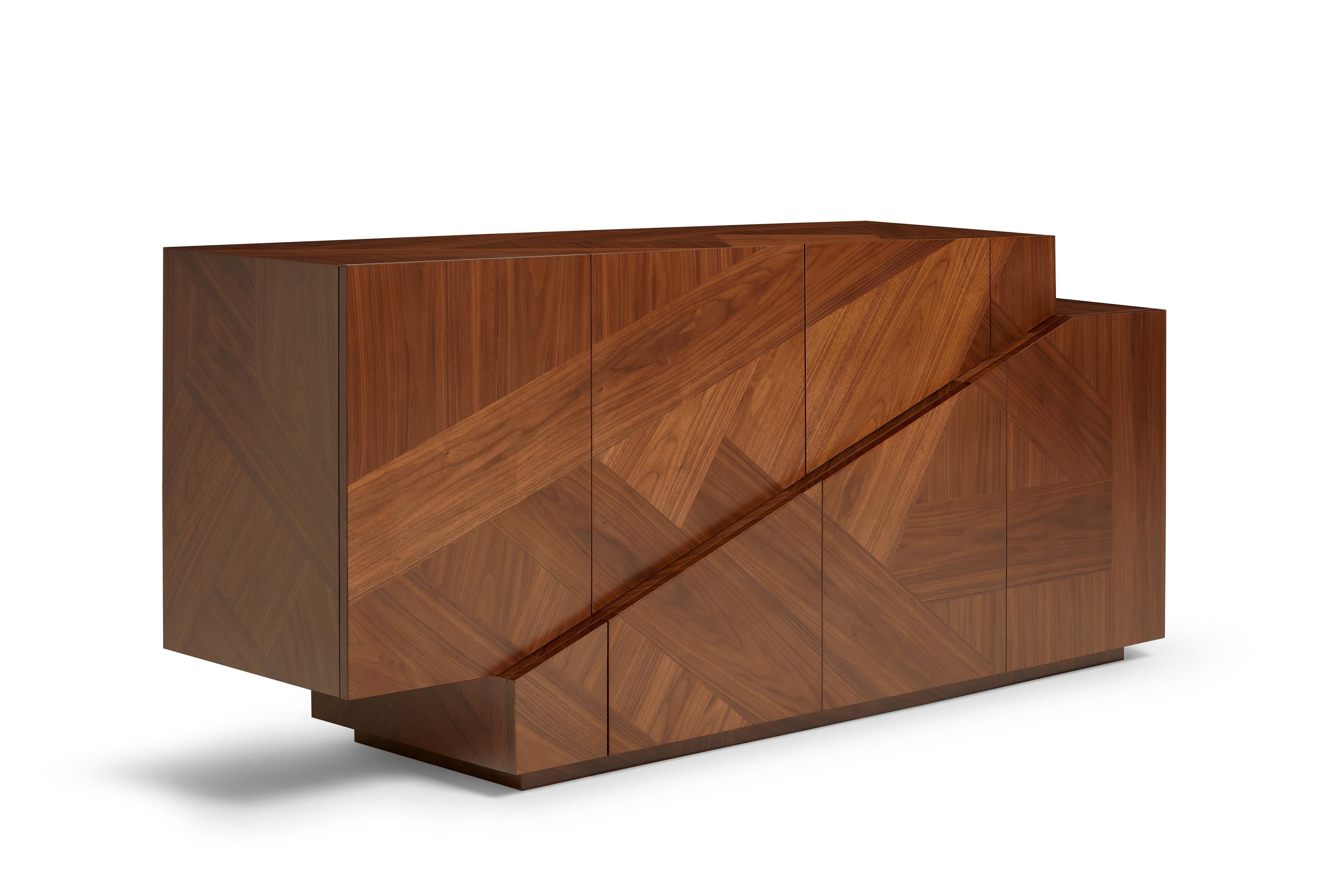 Credenza Meridiano Wood di Ginger & Jagger
Dimensioni: D 53 x L 200 x H 84 cm. 
Materiali: Noce americano e lacca.
Finiture: Esterno, interno e cassetti interni impiallacciati in noce americano con finitura opaca; ripiani laccati in Matt Stone con