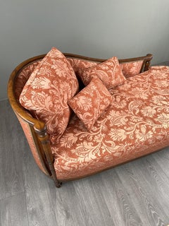 Chaise longue in stile Luigi XVI, tessuto con ricchi motivi floreali, XX secolo.