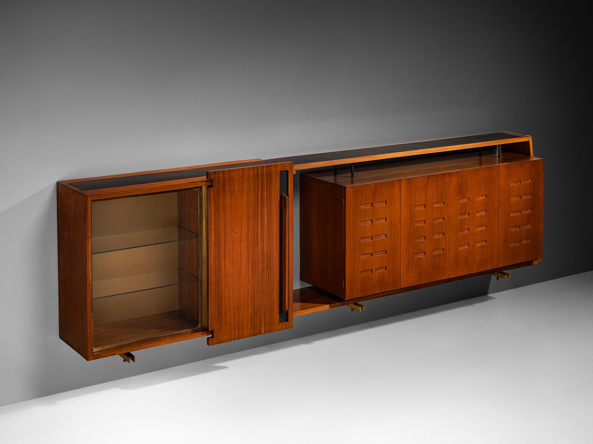 Merighi & Dall'Olmo, wandmontiertes Sideboard, Palisanderfurnier, Teakholzfurnier, Spiegelglas, Glas, Messing, lackierter Stahl, Linoleum, Cantù, Italien, 1950er Jahre

Dieser raffinierte, schwebende Wandschrank von Merighi & Dall'Olmo verkörpert