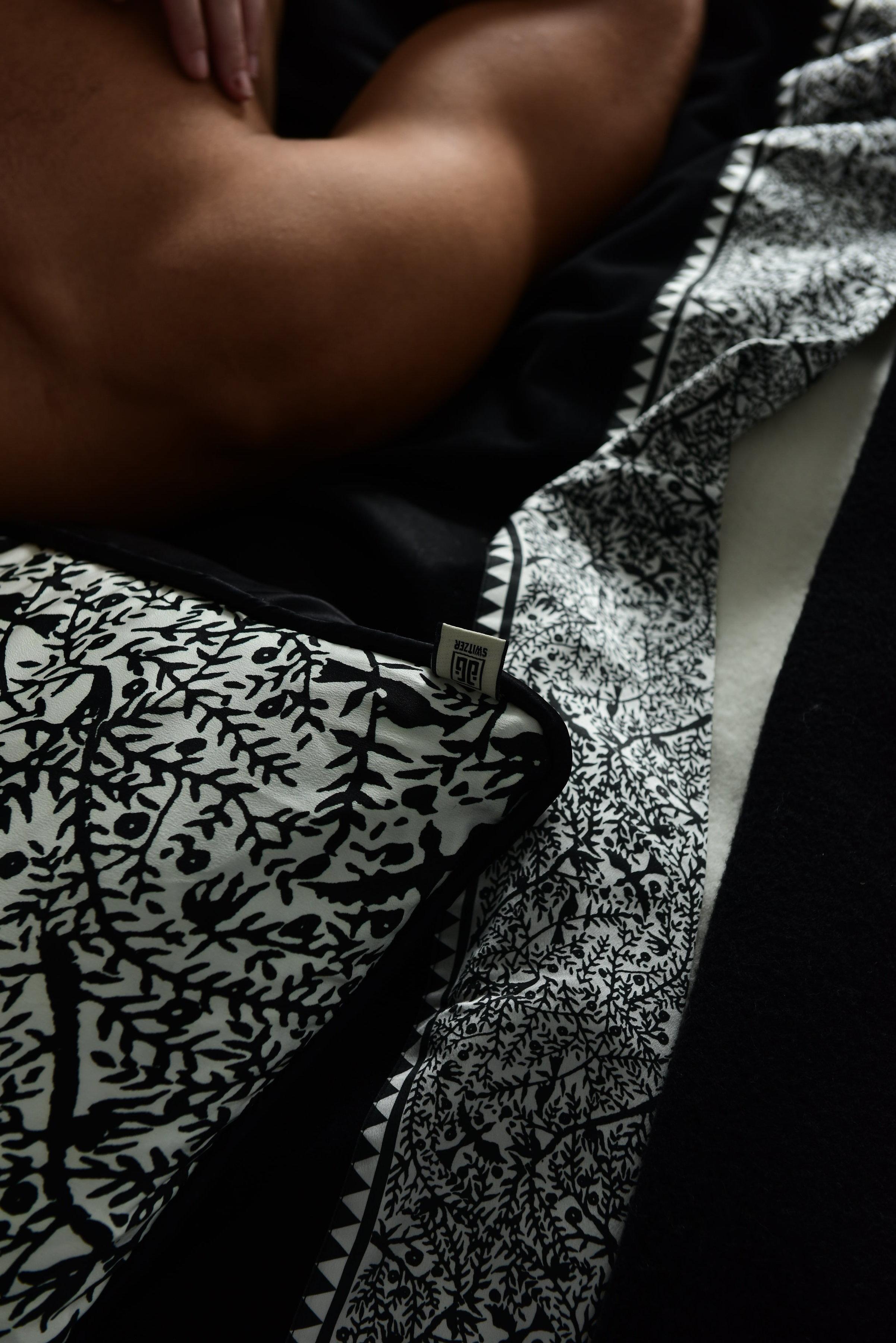 Américain Couverture Merino noire de taille King Size avec bordure imprimée grise de JG SWITZER en vente