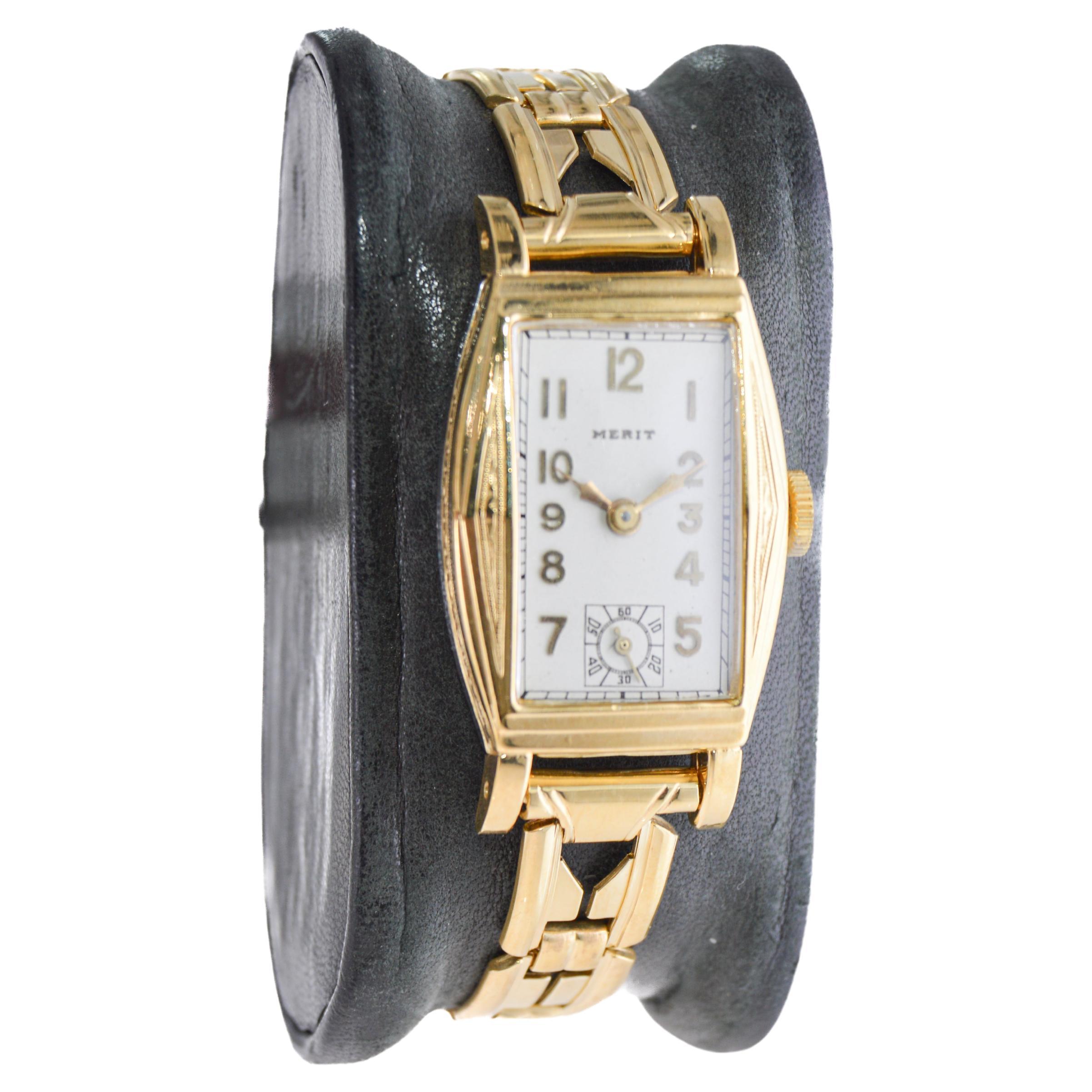 FACTORY / HOUSE: Merit Watch Company
STYLE / REFERENCE: Art Deco
METAL / MATERIAL: Gold-Filled
CIRCA / YEAR: 1940's
DIMENSIONS / SIZE: 40mm Length X 22mm Diameter
MOVEMENT / CALIBER: Manual Winding / 15 Jewels / Caliber Tonneau 
DIAL / HANDS: