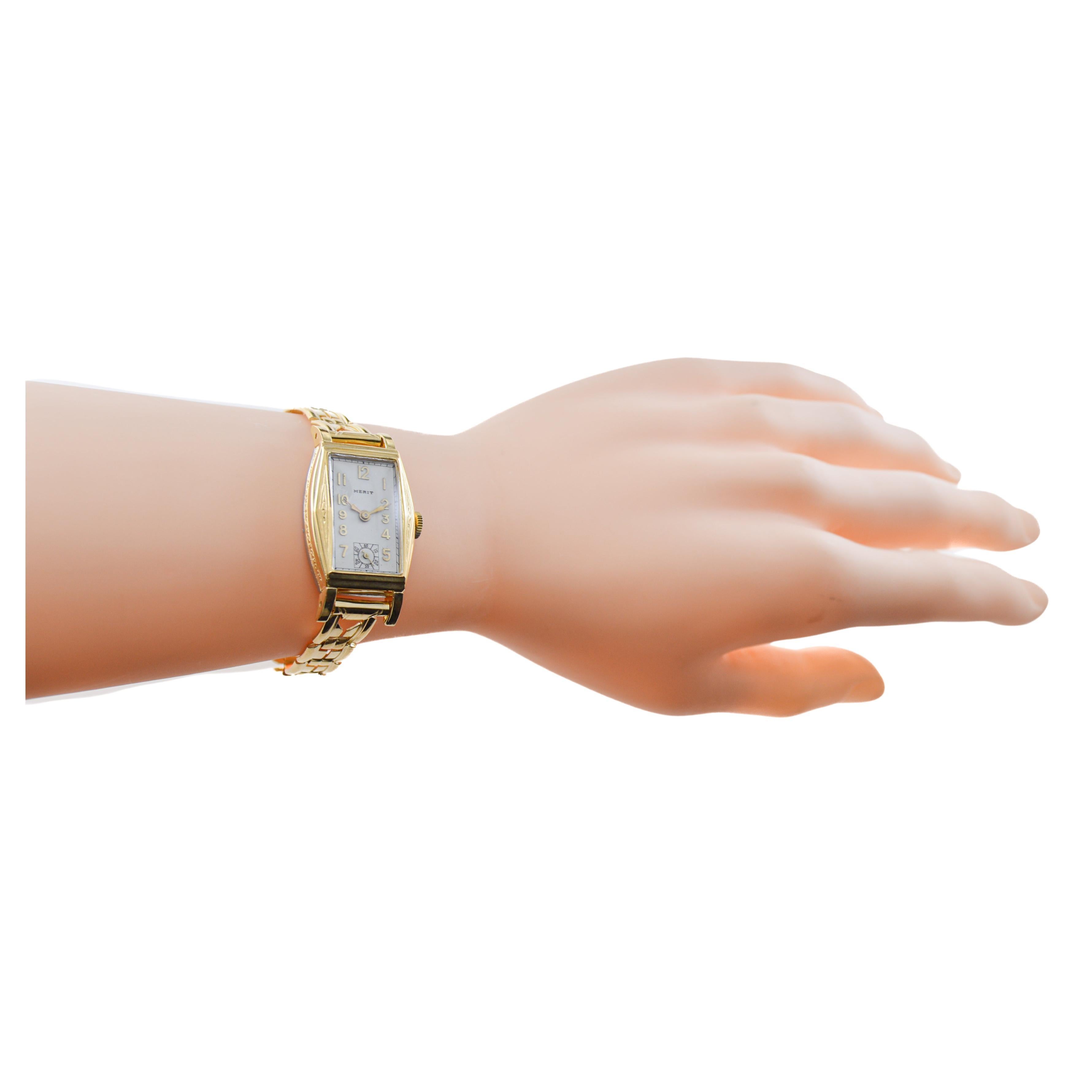 Montre Merit Art Deco en or avec bracelet d'origine circa 1940's en vente 3