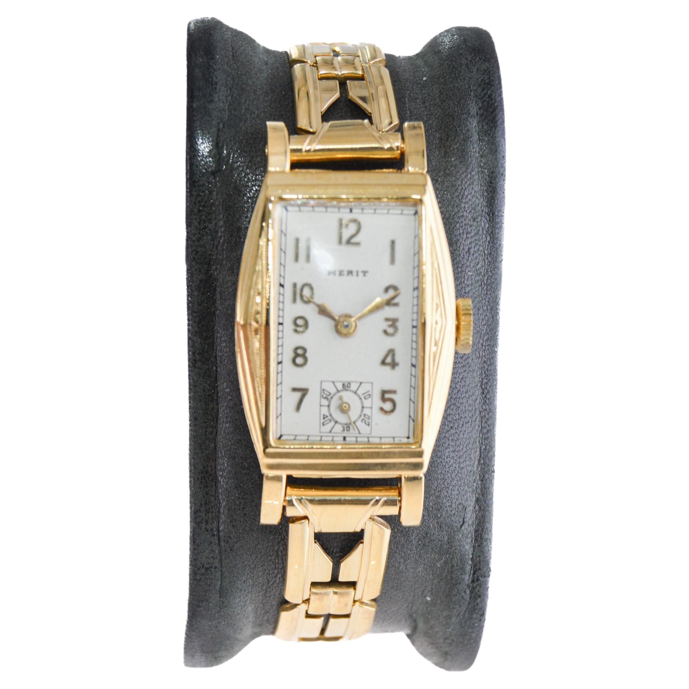 Montre Merit Art Deco en or avec bracelet d'origine circa 1940's en vente