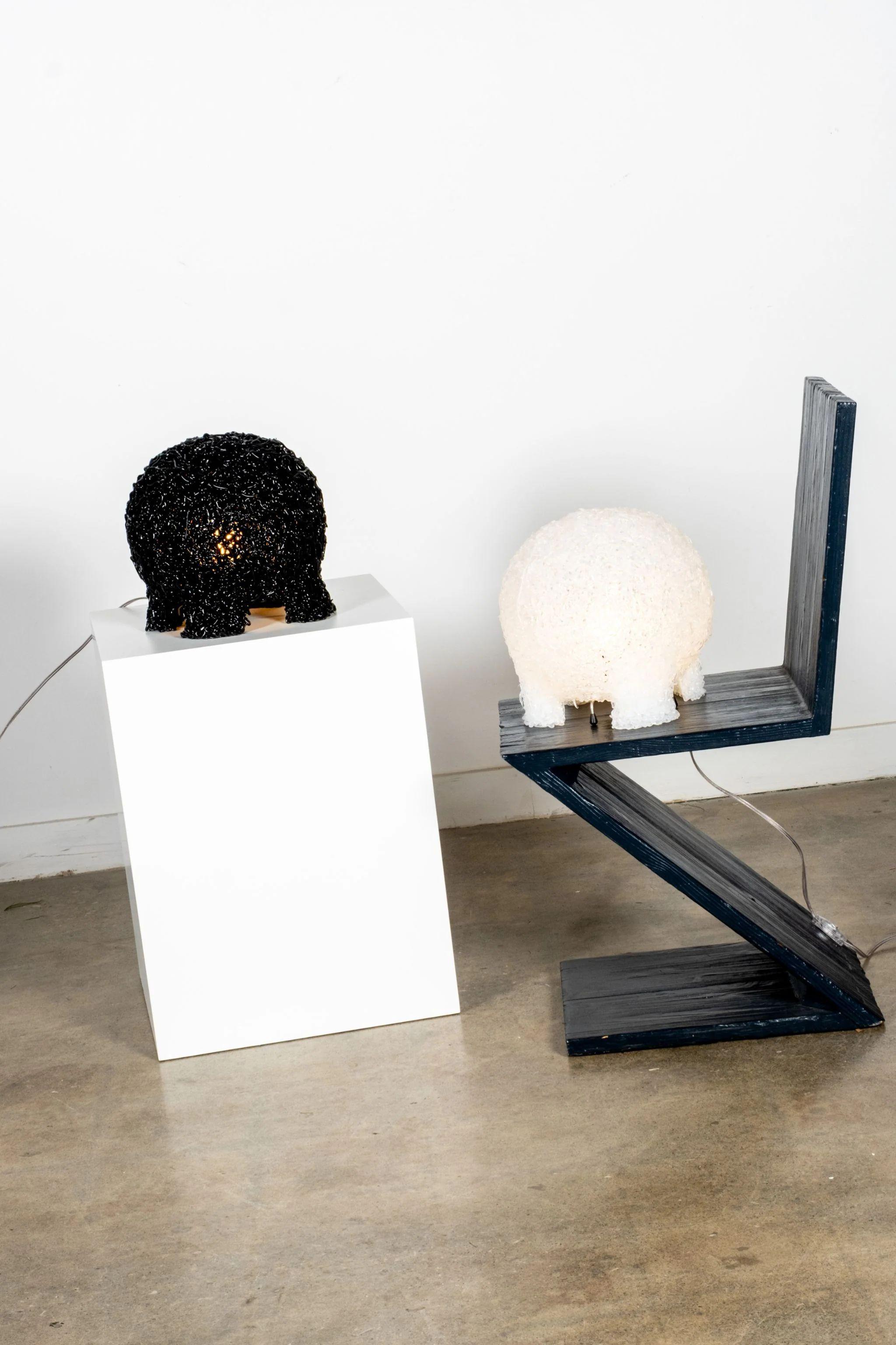 Créés selon un processus qui célèbre l'imperfection et l'anticonformisme, les objets lumineux d'Edizioni del Pesce incarnent la philosophie distinctive de Gaetano Pesce. Chaque objet lumineux n'est pas seulement une source de lumière : il raconte