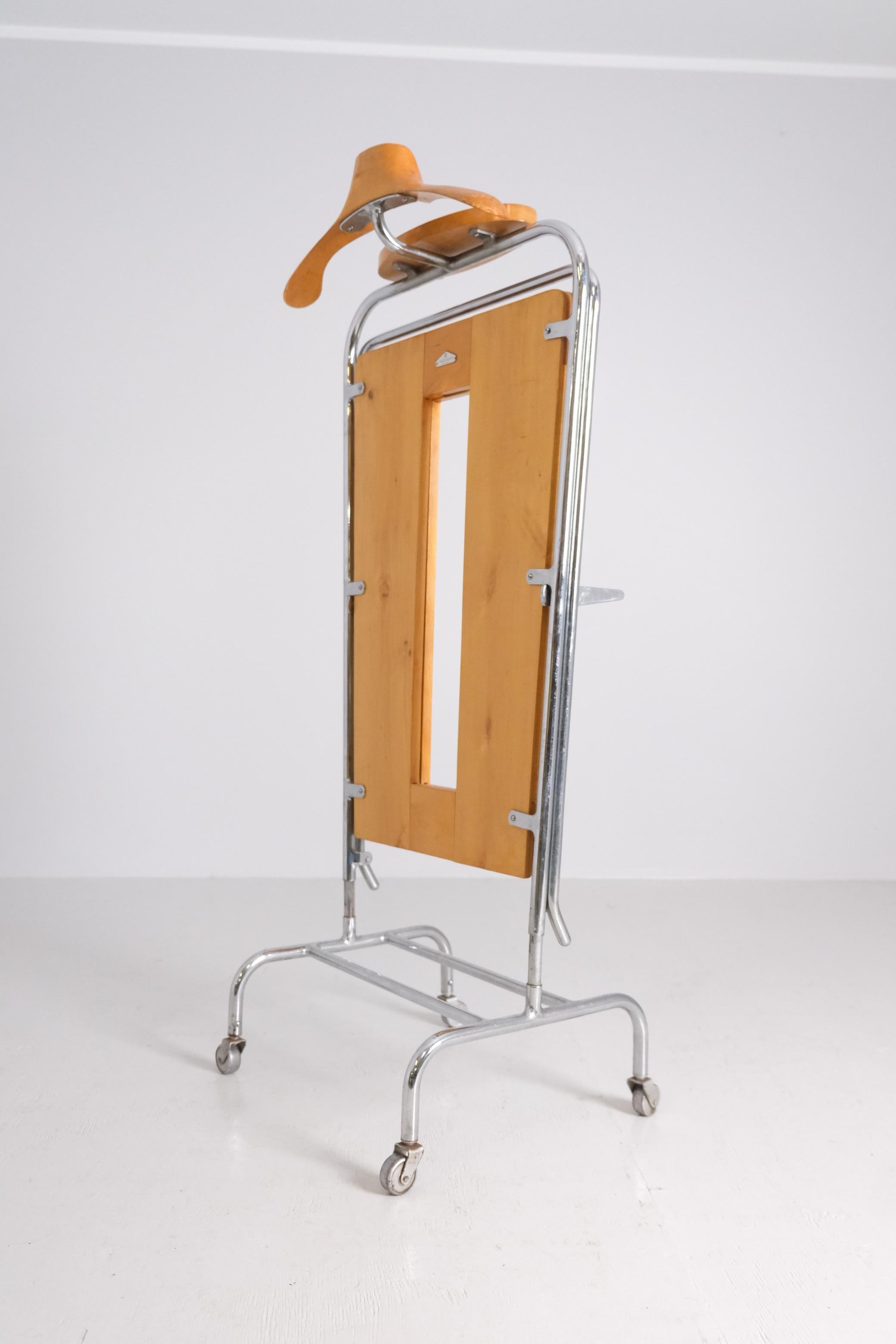 Valet de chambre et presse à pantalons Merivaara en bouleau et acier tubulaire, Finlande, années 1940 en vente 8