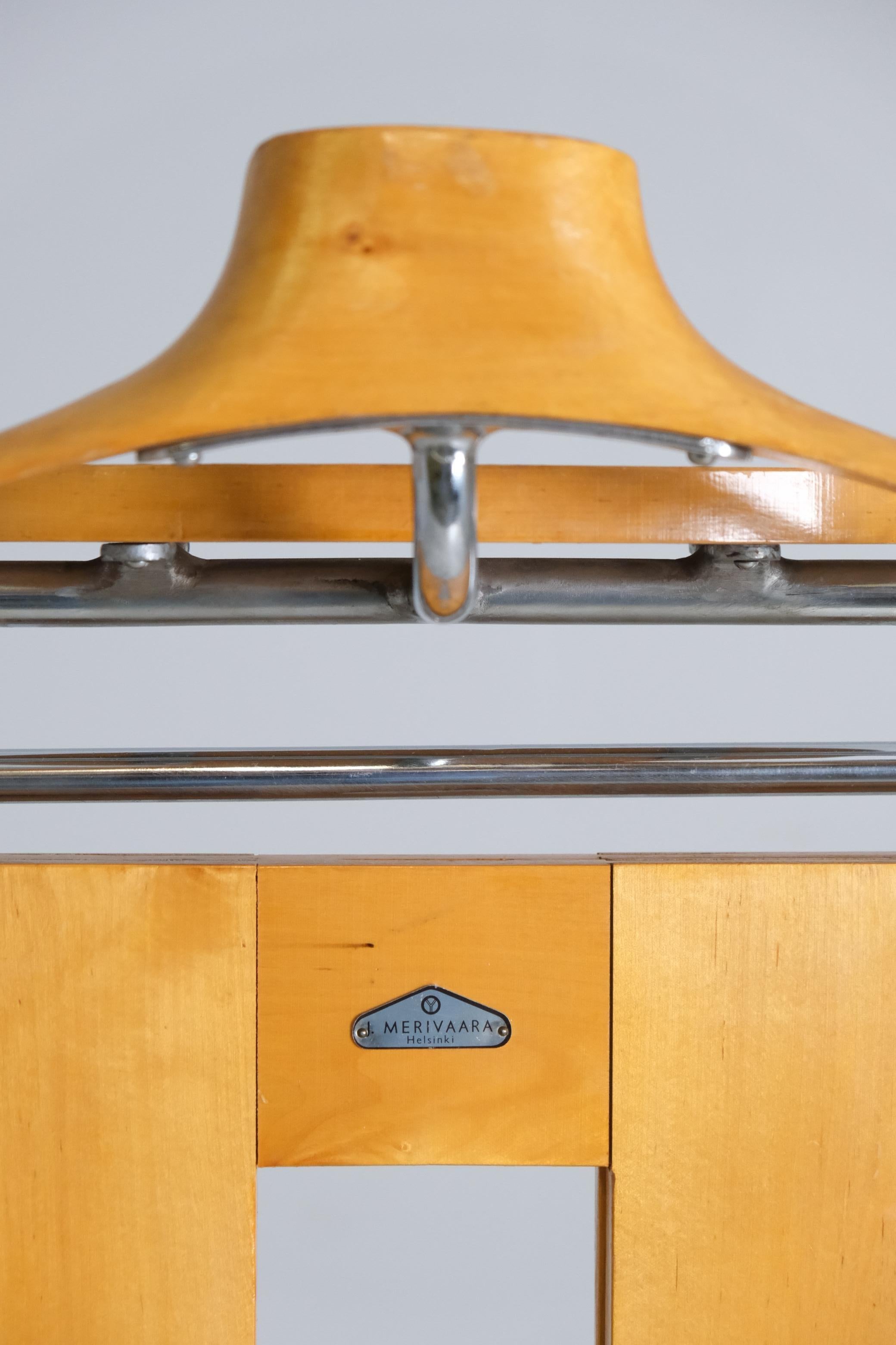 Valet de chambre et presse à pantalons Merivaara en bouleau et acier tubulaire, Finlande, années 1940 en vente 9