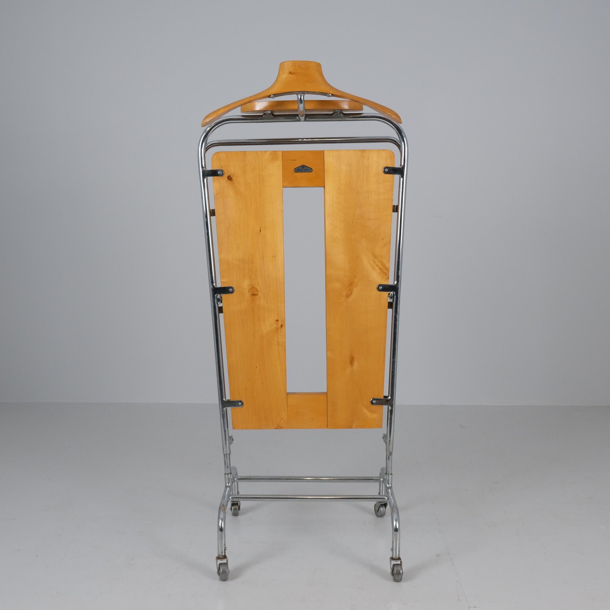Industriel Valet de chambre et presse à pantalons Merivaara en bouleau et acier tubulaire, Finlande, années 1940 en vente