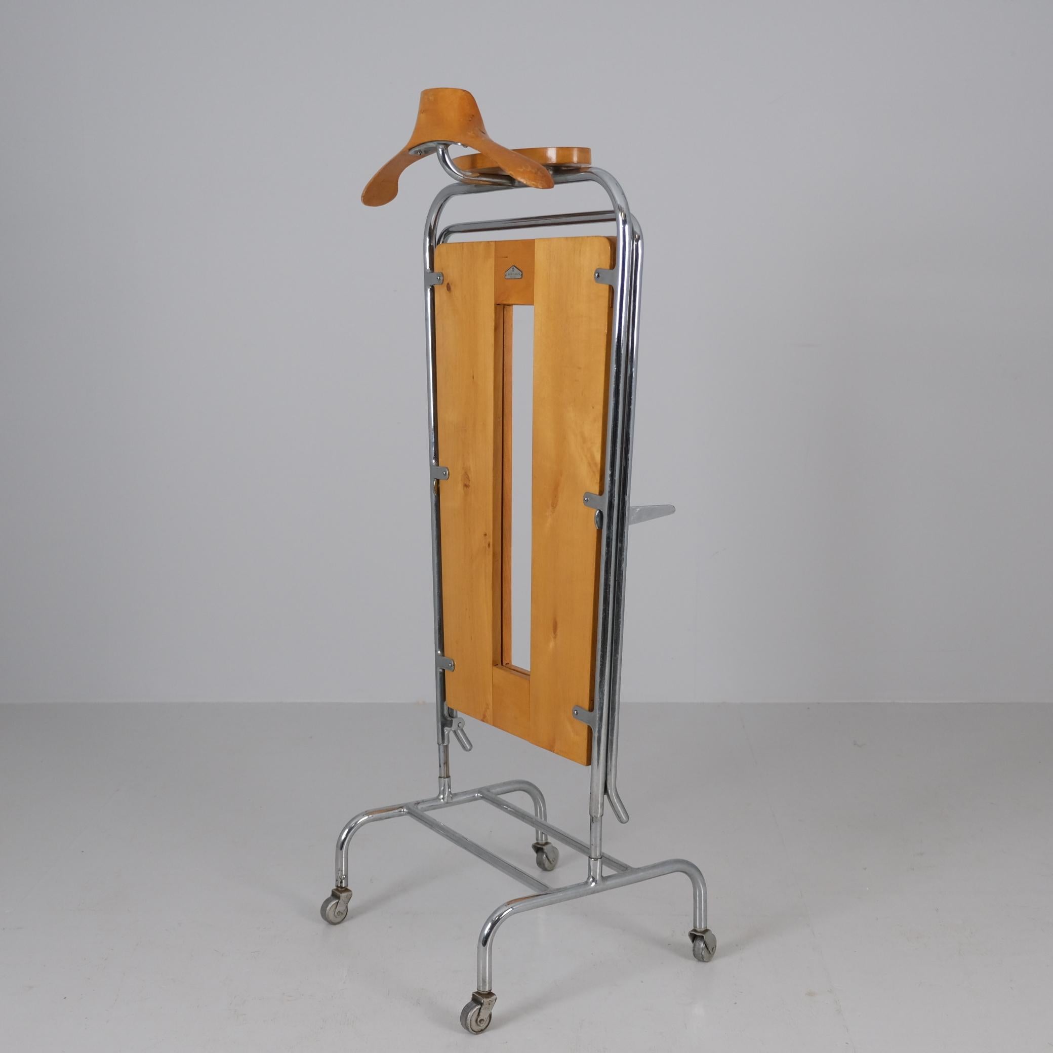 Finlandais Valet de chambre et presse à pantalons Merivaara en bouleau et acier tubulaire, Finlande, années 1940 en vente