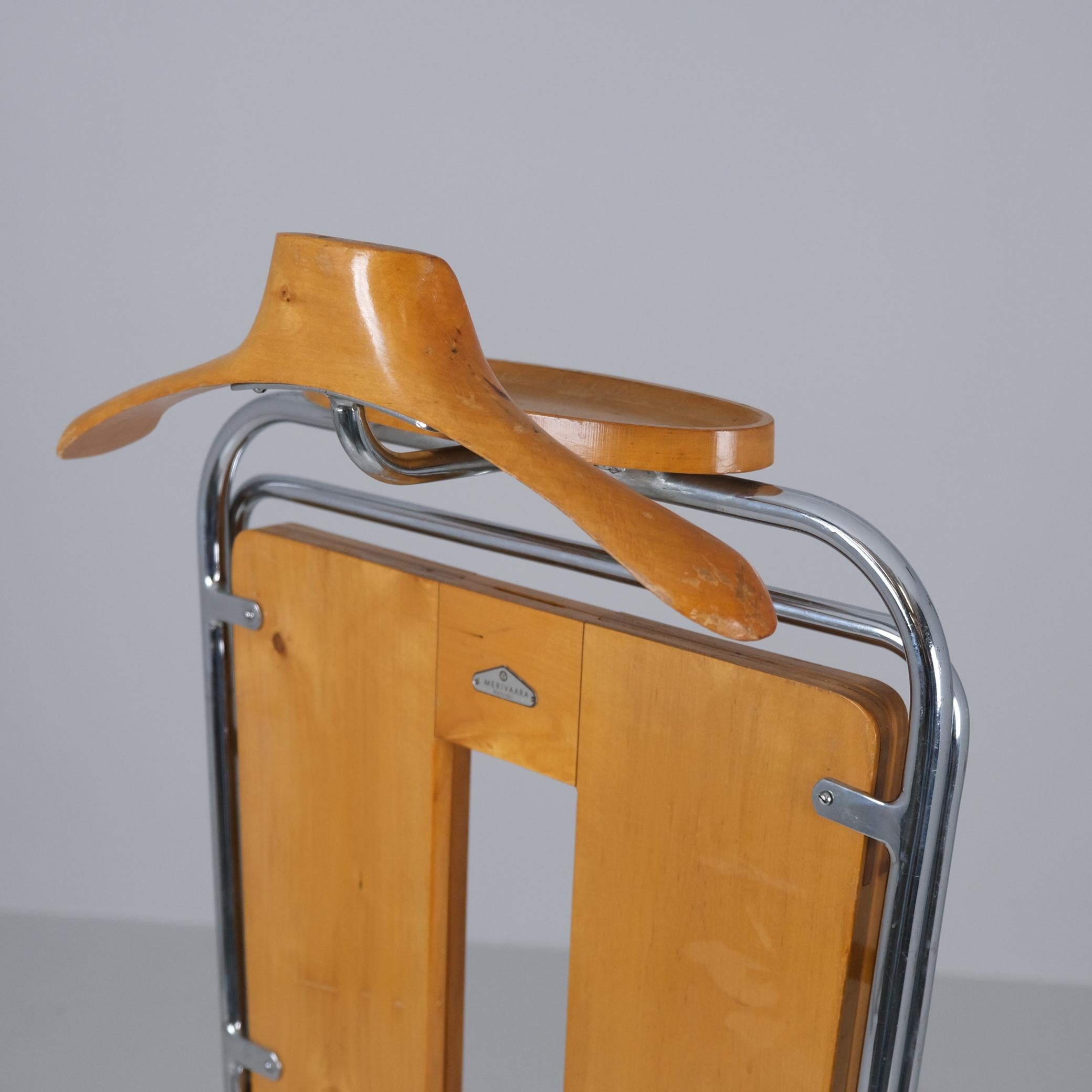 Valet de chambre et presse à pantalons Merivaara en bouleau et acier tubulaire, Finlande, années 1940 Bon état - En vente à Helsinki, FI