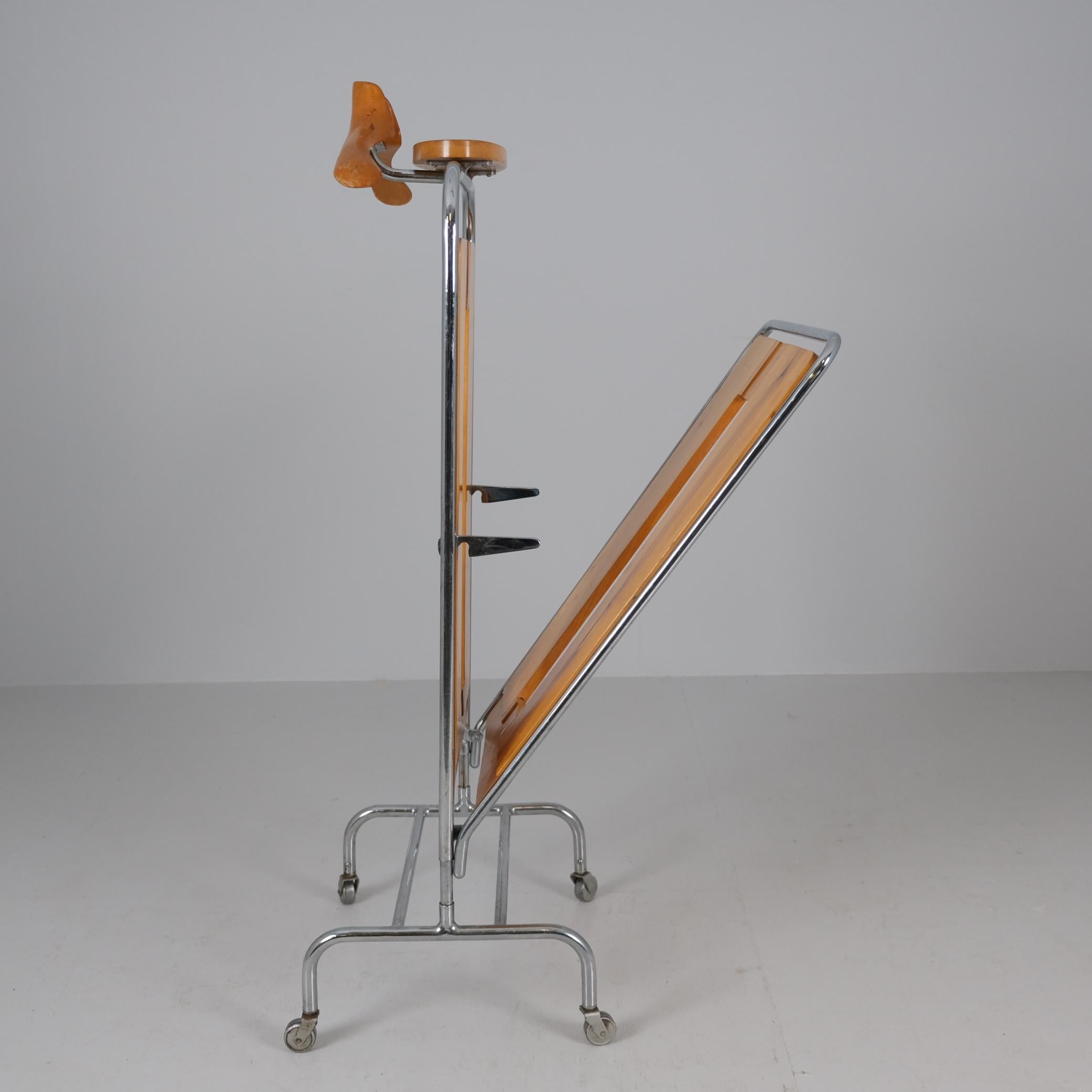 Acier Valet de chambre et presse à pantalons Merivaara en bouleau et acier tubulaire, Finlande, années 1940 en vente