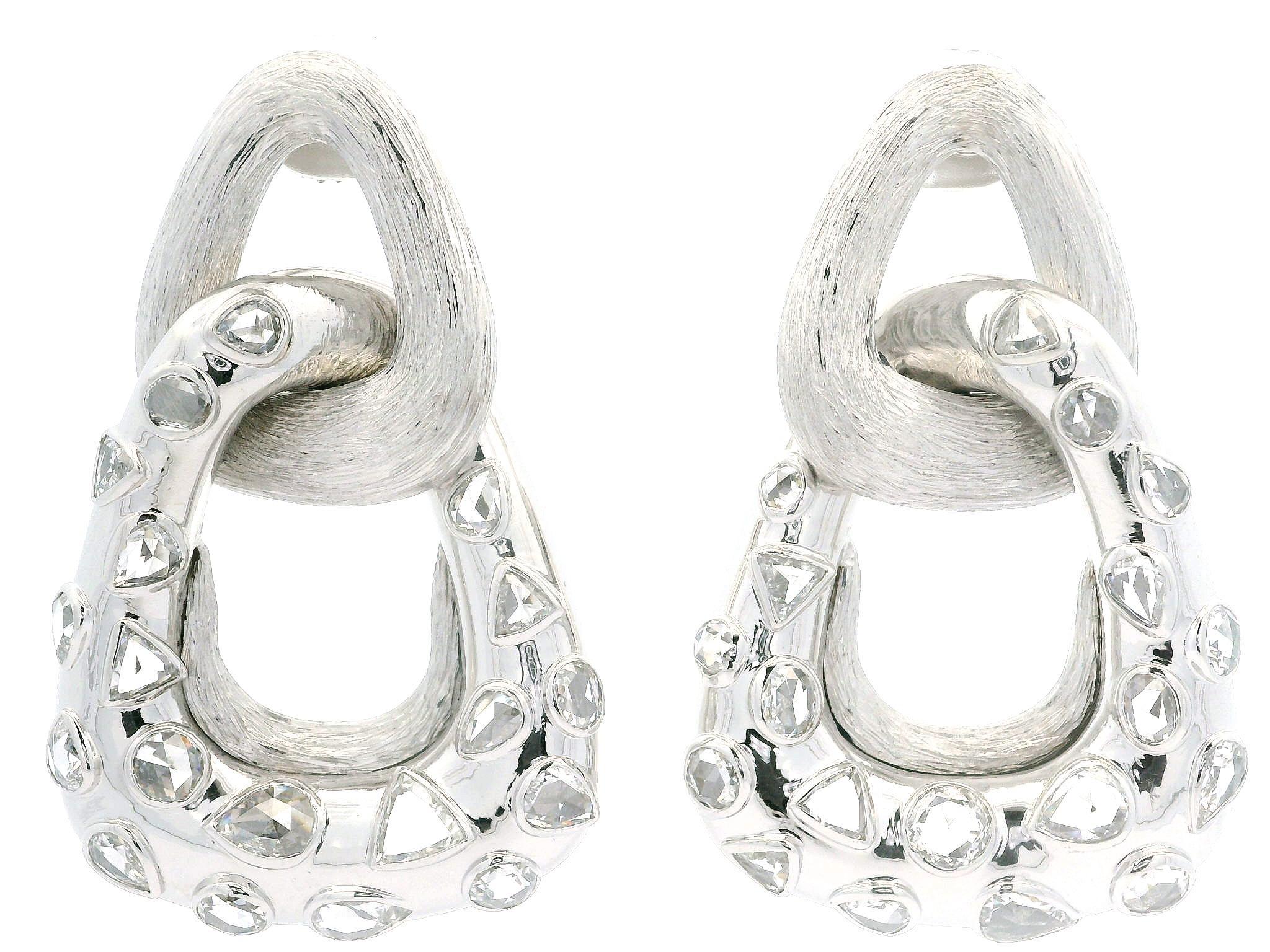 --Stein(e):--
(38) Natürlicher echter Diamant - Verschiedene Formen Rosenschliff - Lünettenfassung - Farbe G-I - Reinheit VS1/VS2 - 6,50ctw (genau, von der weabsite)

MATERIAL: Massives 18K Weißgold
Gewicht: 40,93 Gramm
Hinterlegung: Pfosten mit