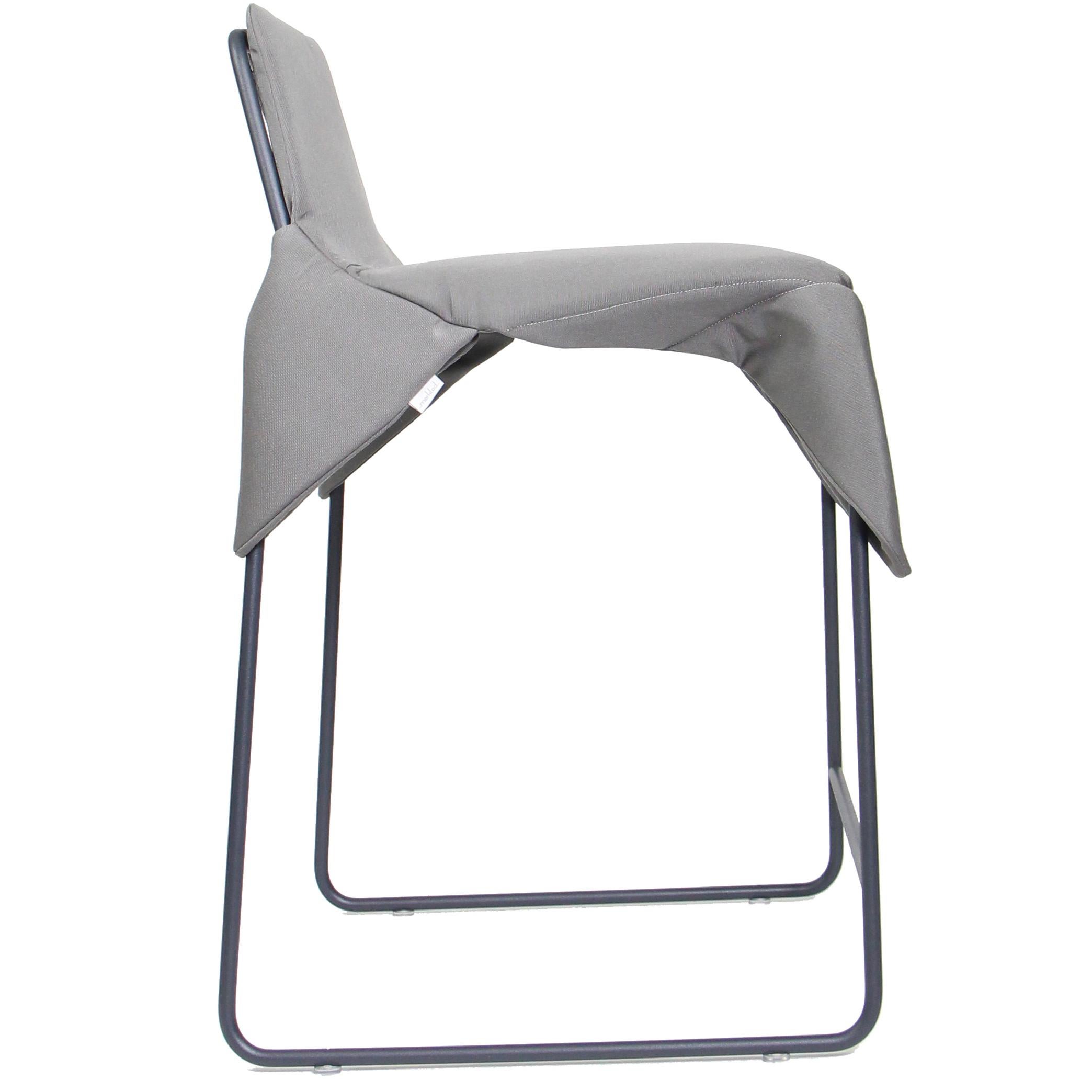 Der Merkled Net Wrap Chair besteht aus einem minimalistischen, geschweißten Stahlrahmen, der mit einer geknoteten Nylonschnur umwickelt ist, und einem gepolsterten, abnehmbaren Kissen aus strapazierfähigem Sunbrella-Gewebe für den Außenbereich, das