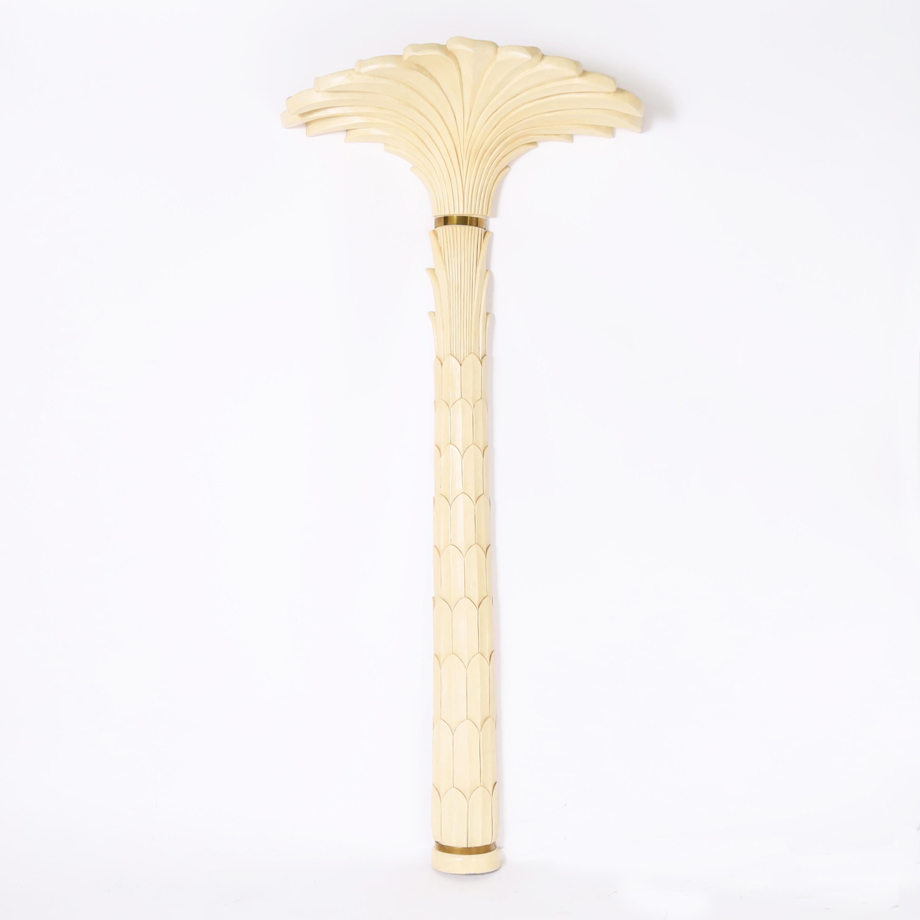 Elegante par de antorchas de palmera vintage al estilo de Serge Roche por Merle Edelman, elaboradas en composición con una espectacular forma escultórica moderna estilizada.