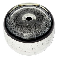 Merletto, una scultura in vetro bianco e nero con motivo a spirale di Peter Bowles
