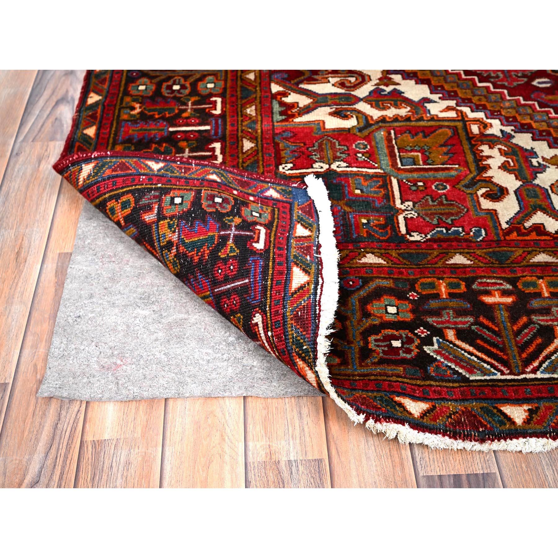 Annodato a mano Merlot Red Rustic Look Evenly Worn Wool Hand Knots Rugs Vintage Persian Heriz in vendita
