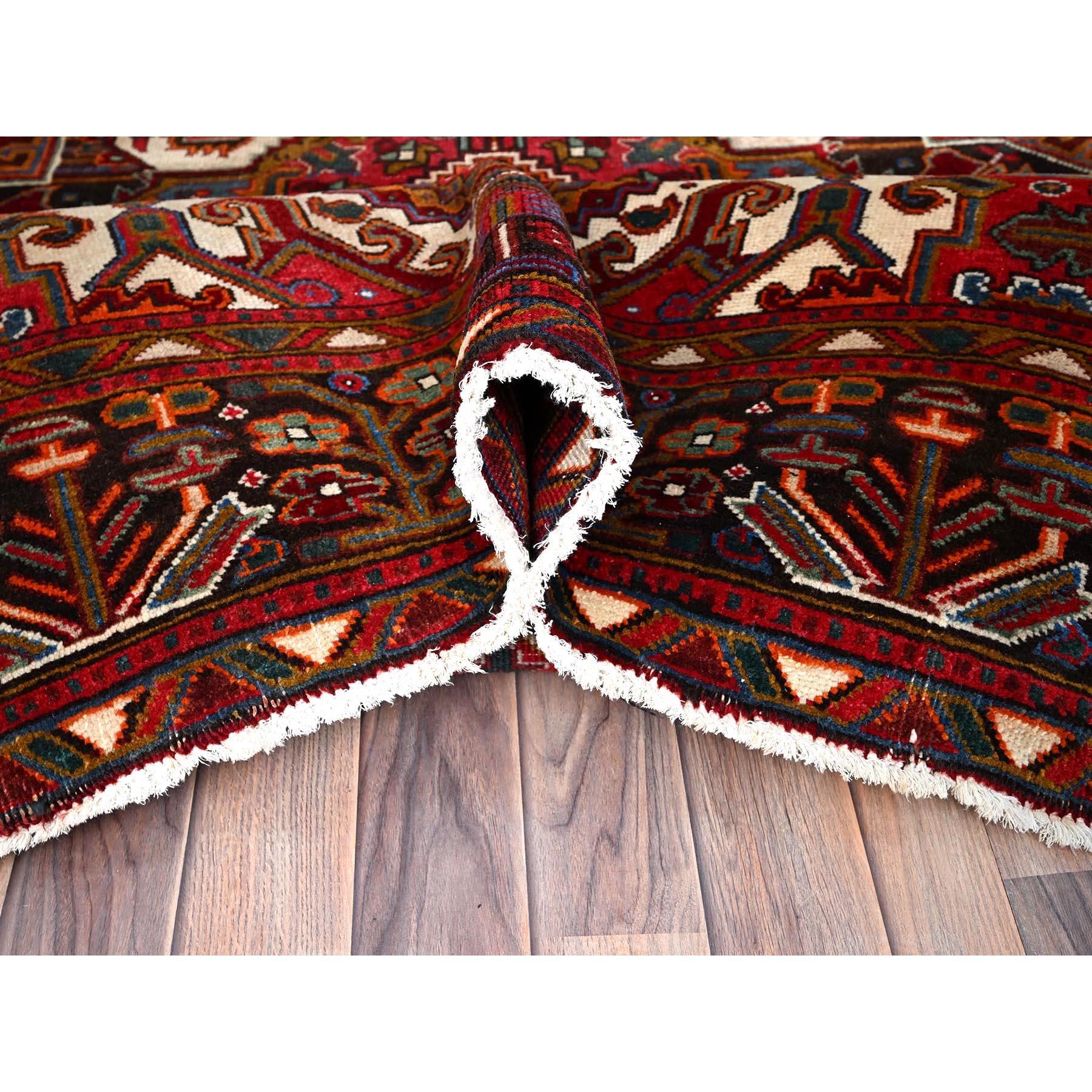 Merlot Red Rustic Look Evenly Worn Wool Hand Knots Rugs Vintage Persian Heriz In condizioni buone in vendita a Carlstadt, NJ