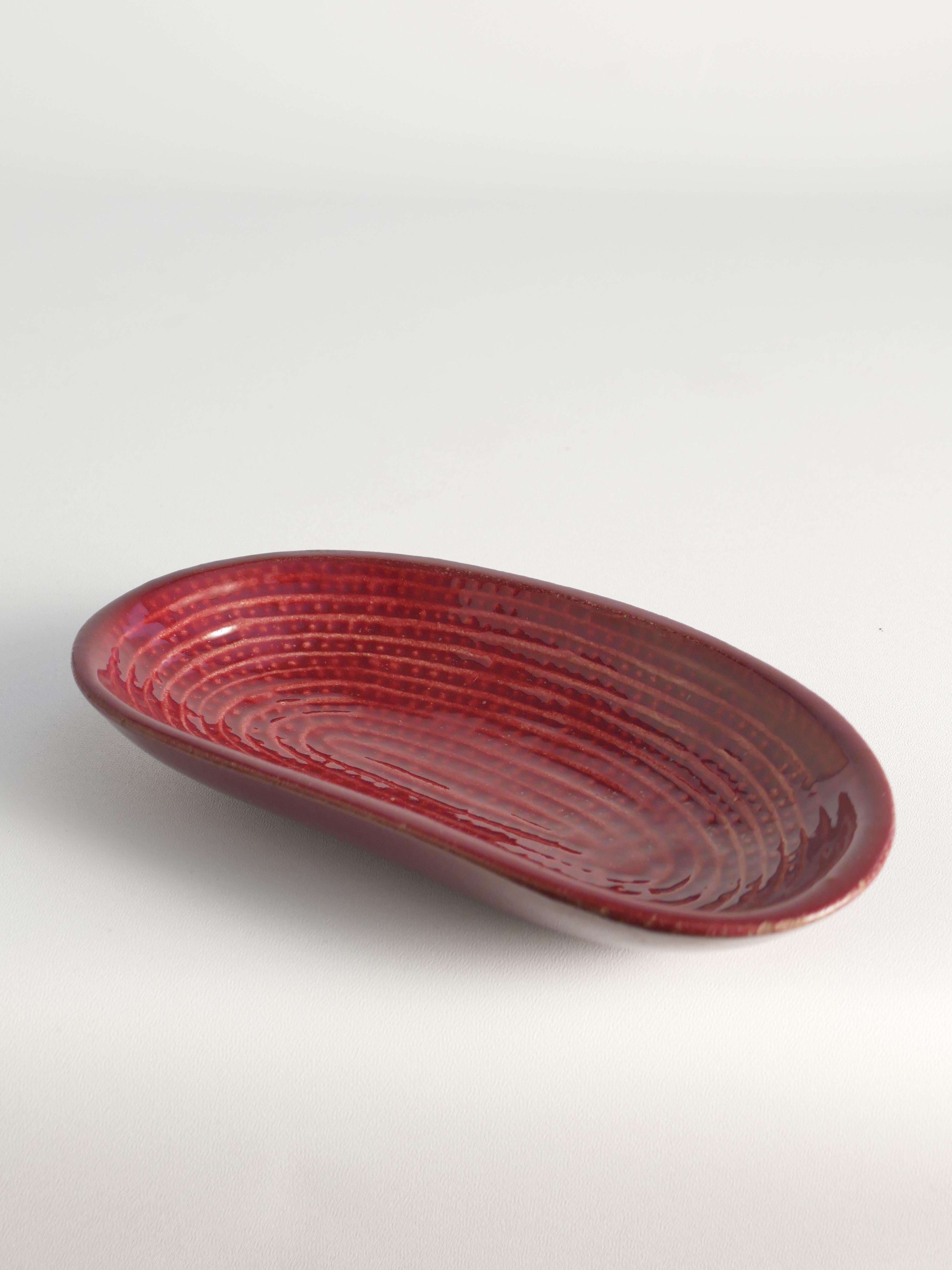 Merlot Red Stoneware Organic Shaped Bowl by Andersson & Johansson, Höganäs In Good Condition For Sale In Grythyttan, SE