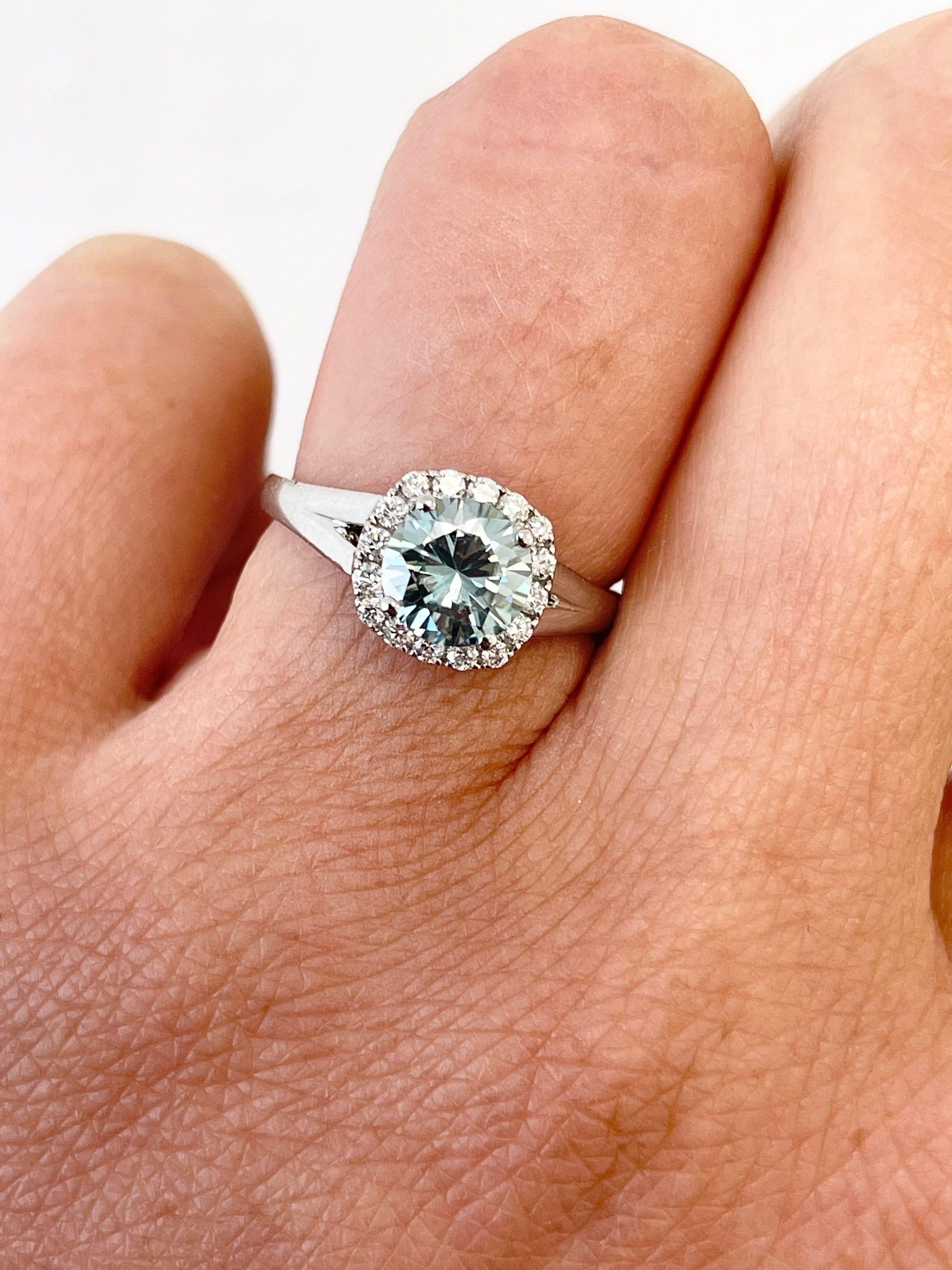 Anello di fidanzamento con moissanite blu color sirena in oro bianco 18KT con diamanti VS in vendita 5