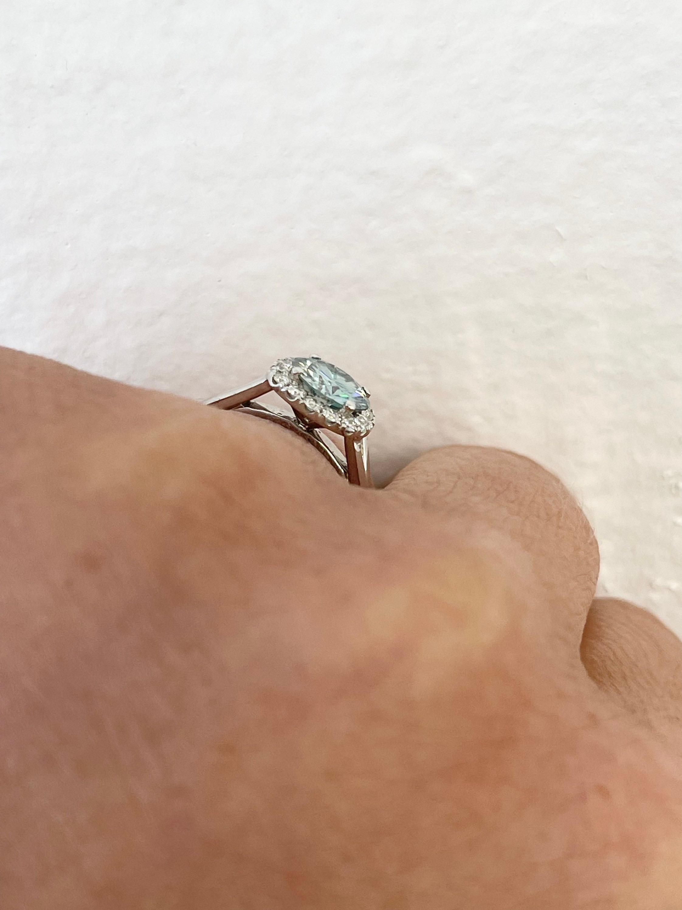 Anello di fidanzamento con moissanite blu color sirena in oro bianco 18KT con diamanti VS in vendita 7