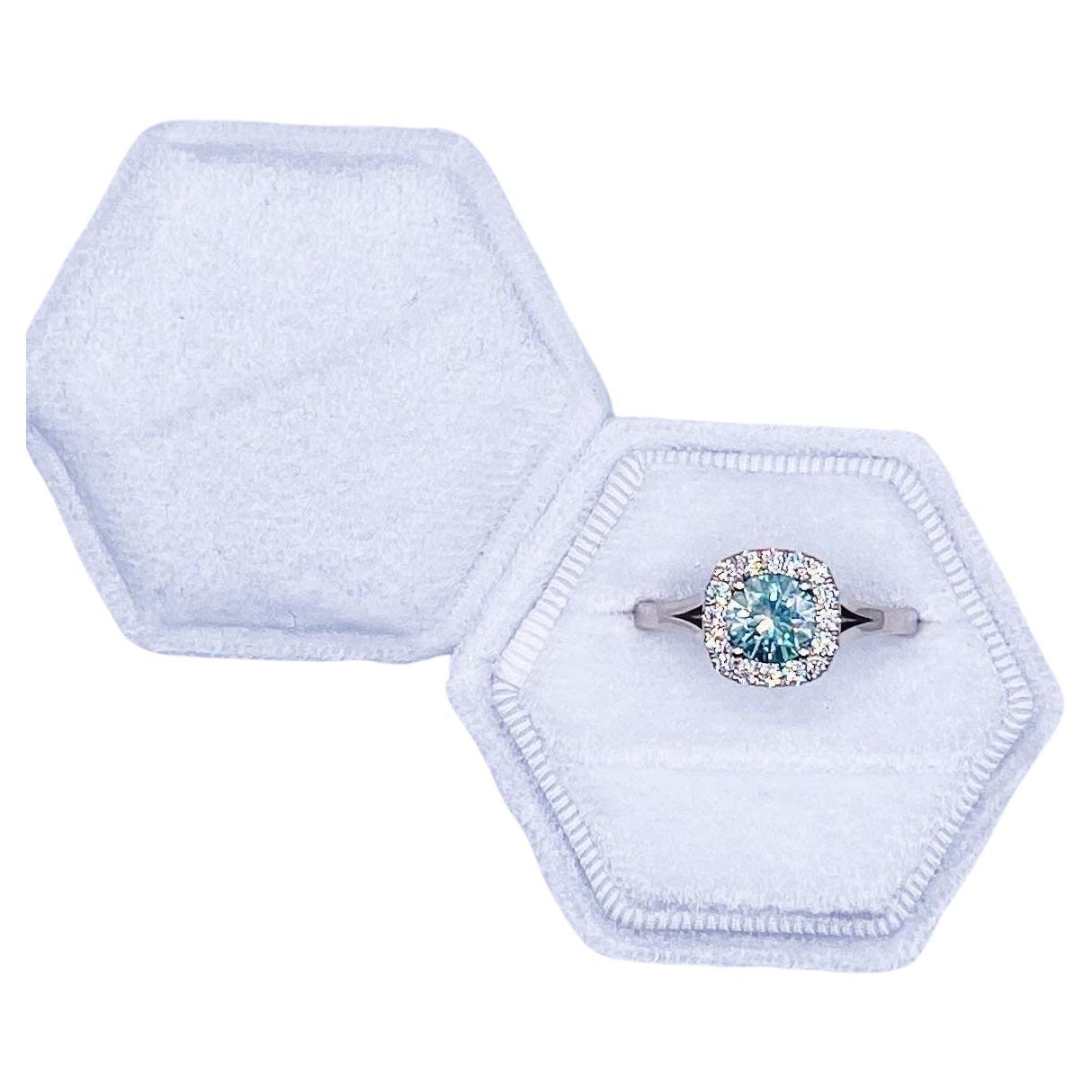 Questo anello di fidanzamento dal colore blu ipnotico è così unico, realizzato con una qualità impressionante in oro bianco 18KT e con diamanti bianchi grossi con purezza VS e colore F. L'anello è così bello e brilla molto!!! L'anello è una misura 7