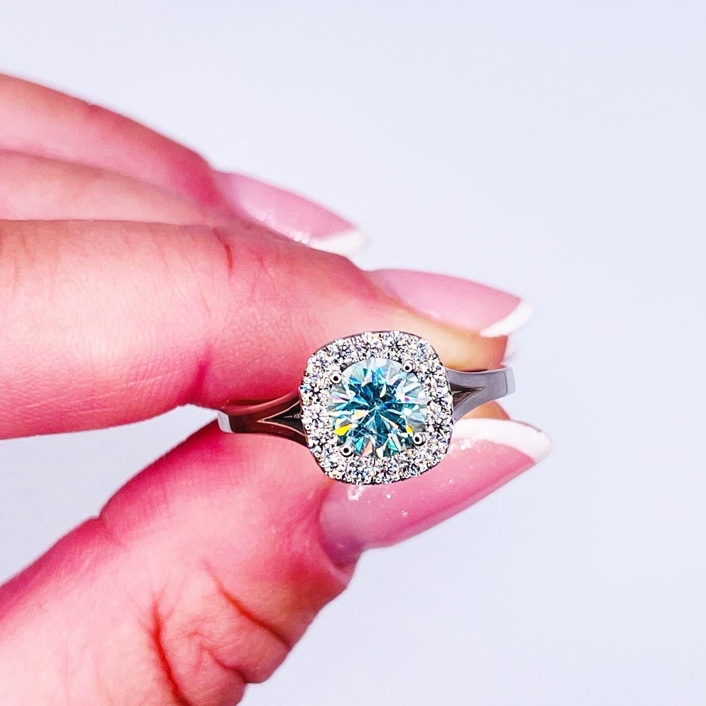 Taglio brillante Anello di fidanzamento con moissanite blu color sirena in oro bianco 18KT con diamanti VS in vendita