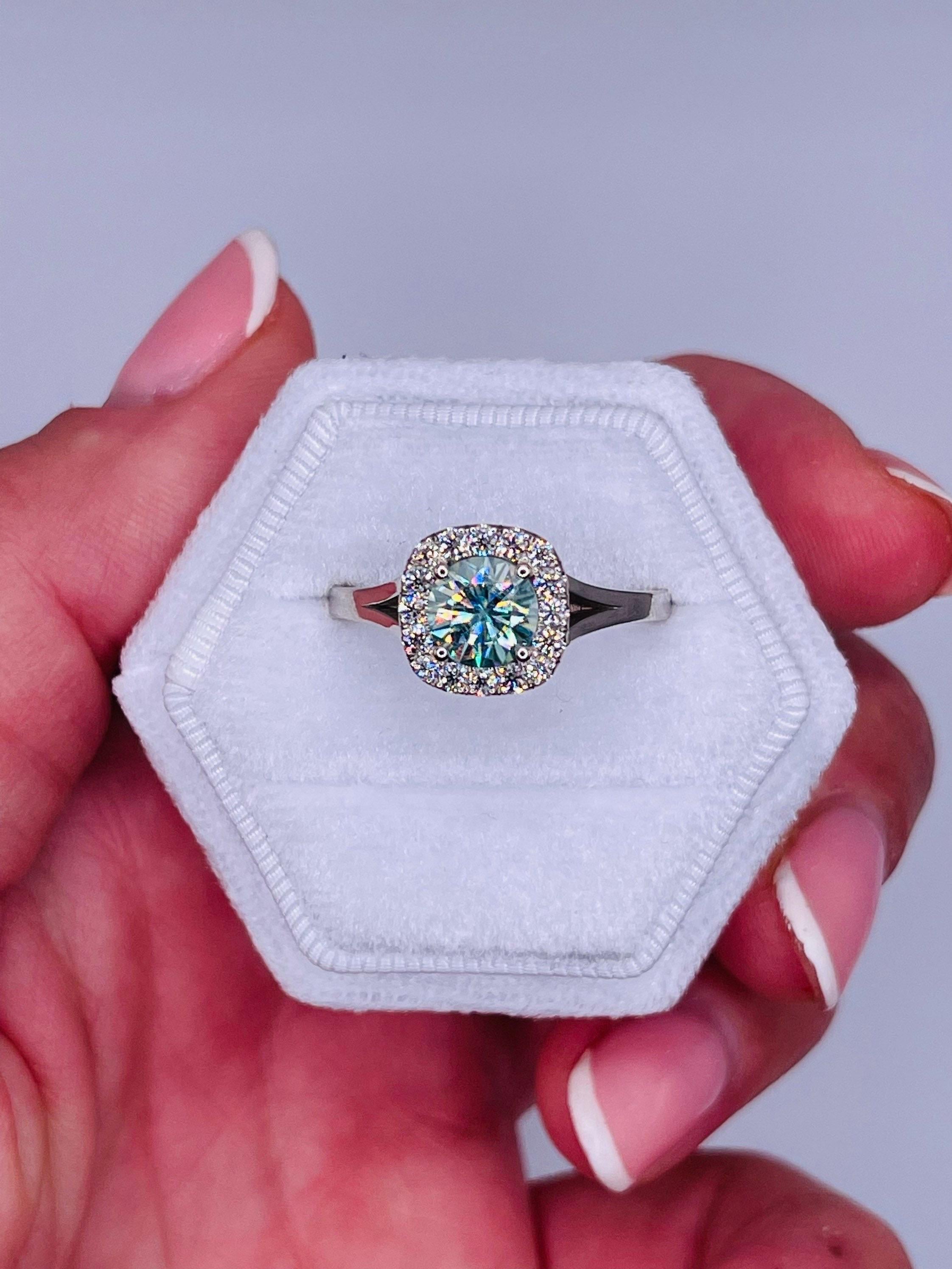 Anello di fidanzamento con moissanite blu color sirena in oro bianco 18KT con diamanti VS In condizioni Nuovo in vendita a Boca Raton, FL