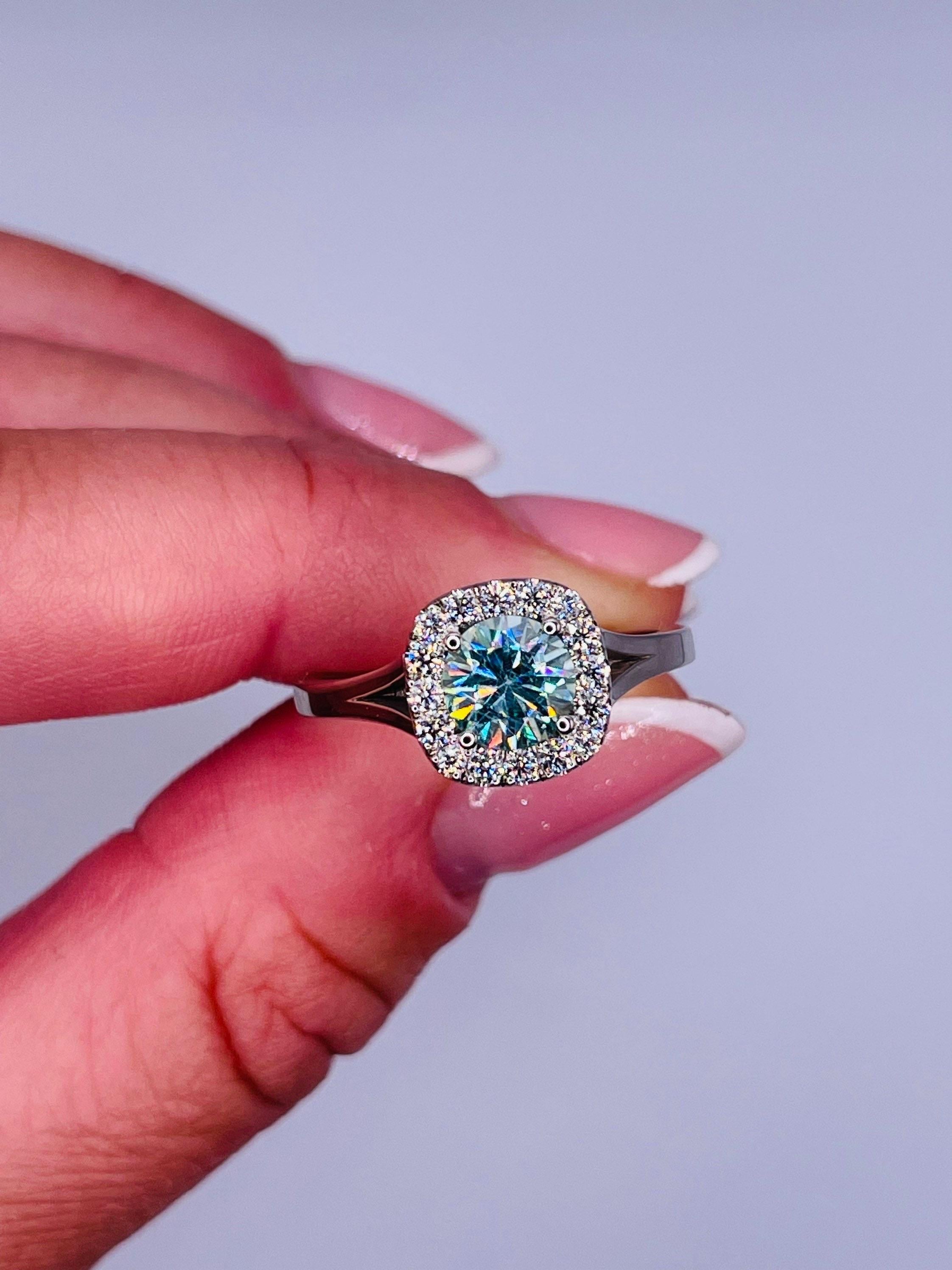 da uomo o donna Anello di fidanzamento con moissanite blu color sirena in oro bianco 18KT con diamanti VS in vendita