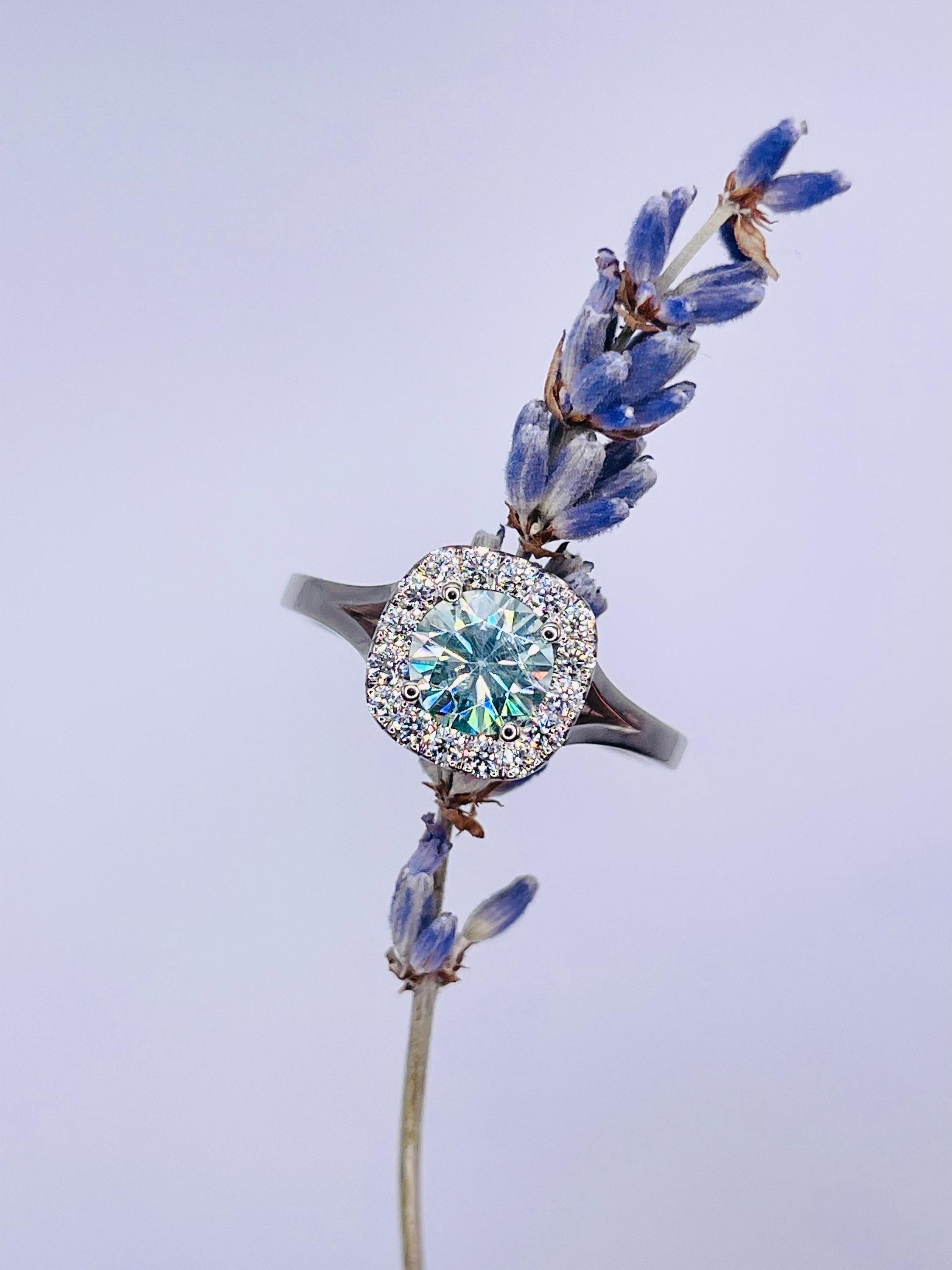Anello di fidanzamento con moissanite blu color sirena in oro bianco 18KT con diamanti VS in vendita 1