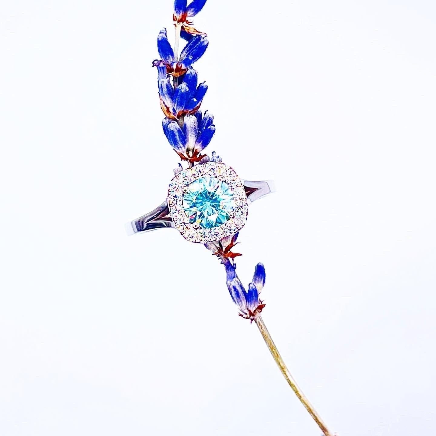 Anello di fidanzamento con moissanite blu color sirena in oro bianco 18KT con diamanti VS in vendita 2