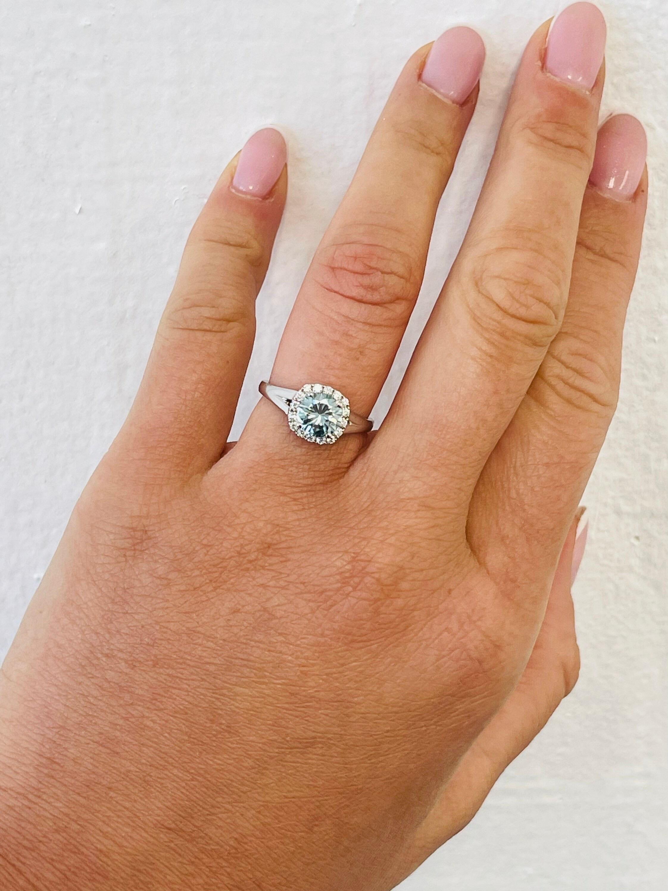 Anello di fidanzamento con moissanite blu color sirena in oro bianco 18KT con diamanti VS in vendita 3