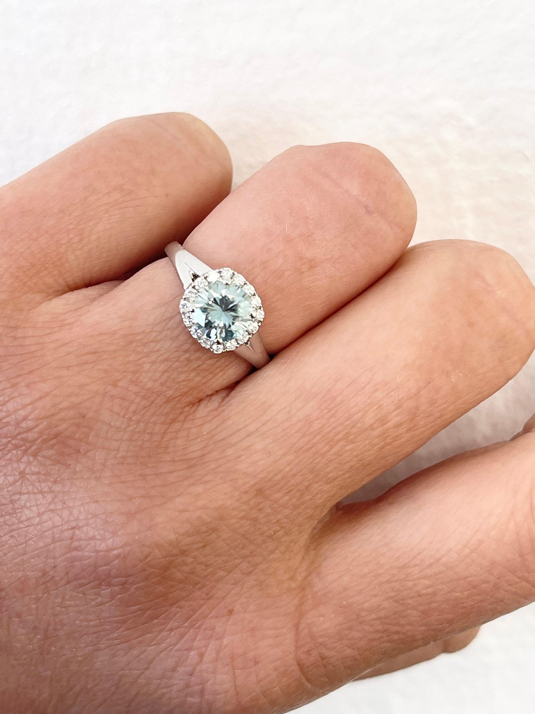 Anello di fidanzamento con moissanite blu color sirena in oro bianco 18KT con diamanti VS in vendita 4
