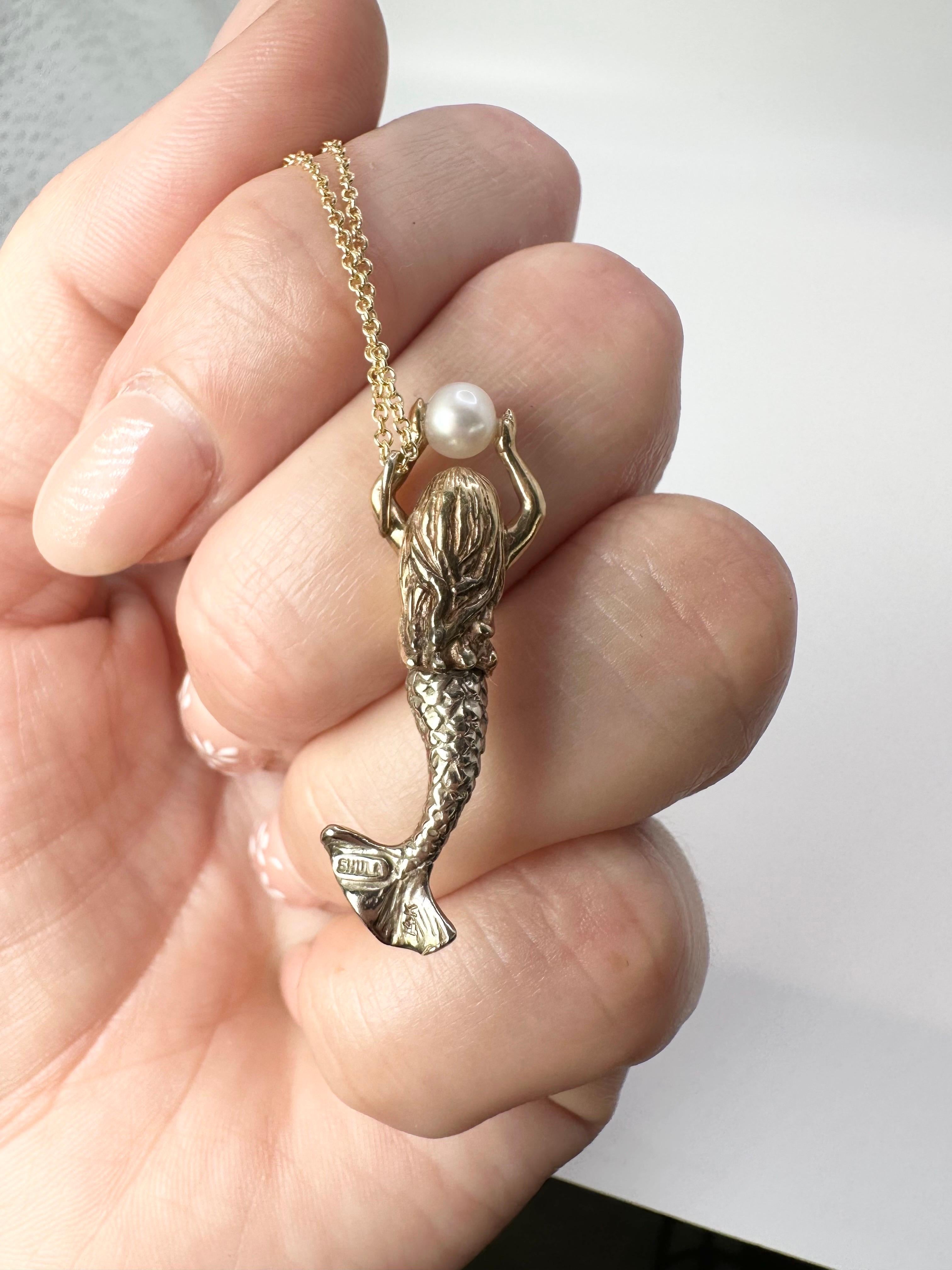 Round Cut Mermaid Pearl Pendant Necklace Unique Hand Engraved Pendant 14kt Yellow Gold For Sale
