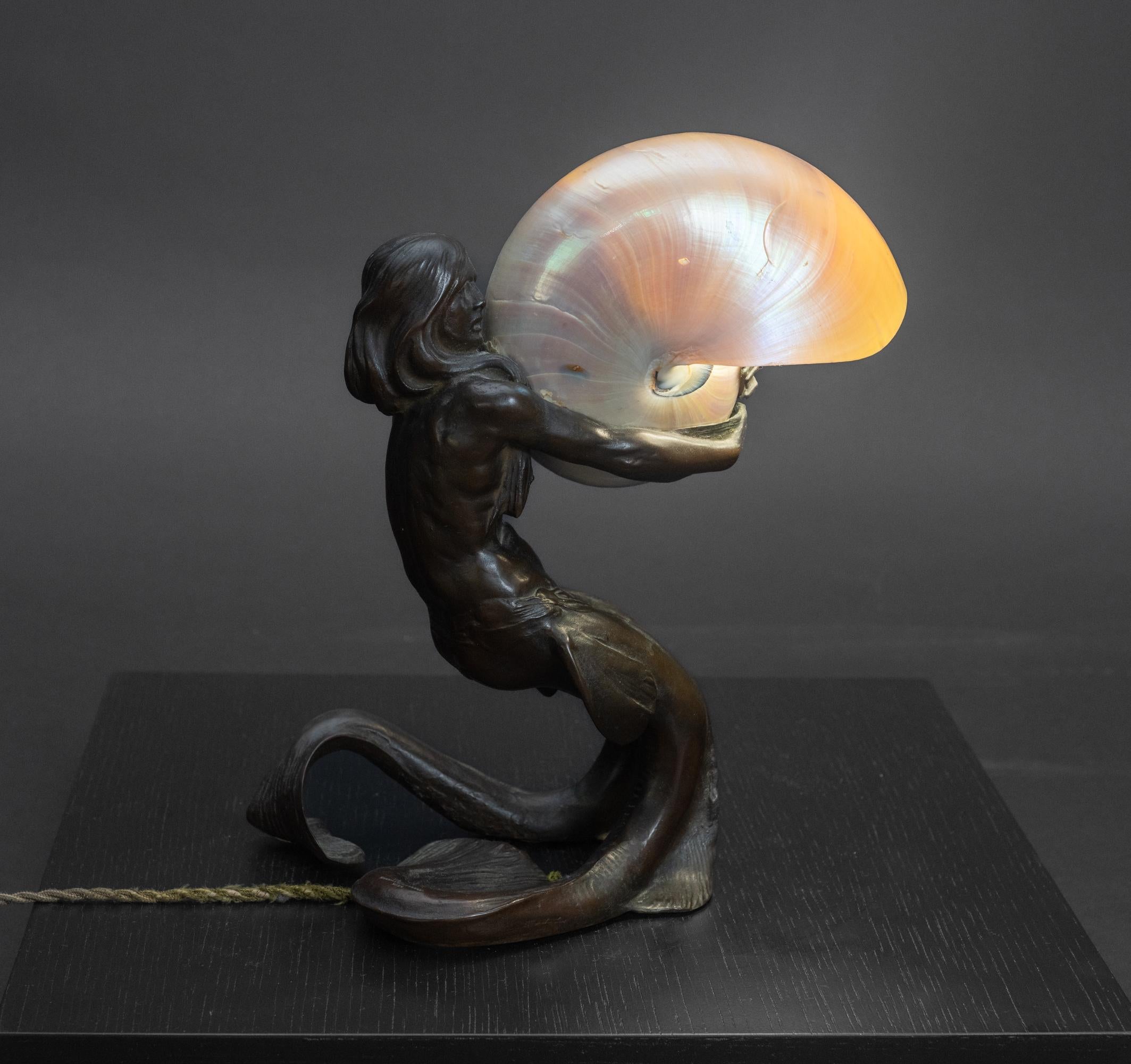 Art nouveau Lampe en forme de coquille de sirène en bronze sécessionniste de Gustav Gurschner et Johann Lotz Witwe en vente