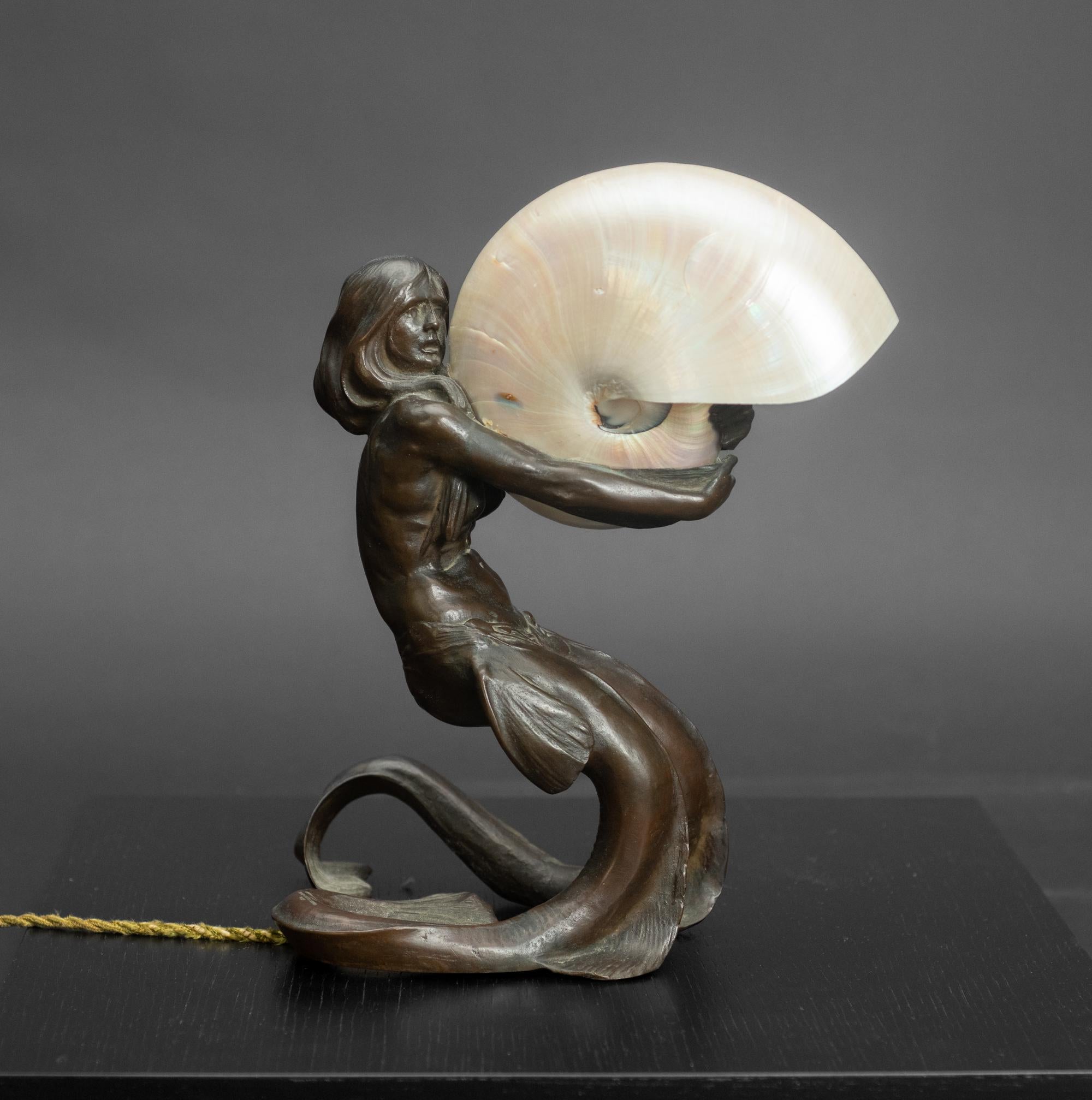 Autrichien Lampe en forme de coquille de sirène en bronze sécessionniste de Gustav Gurschner et Johann Lotz Witwe en vente