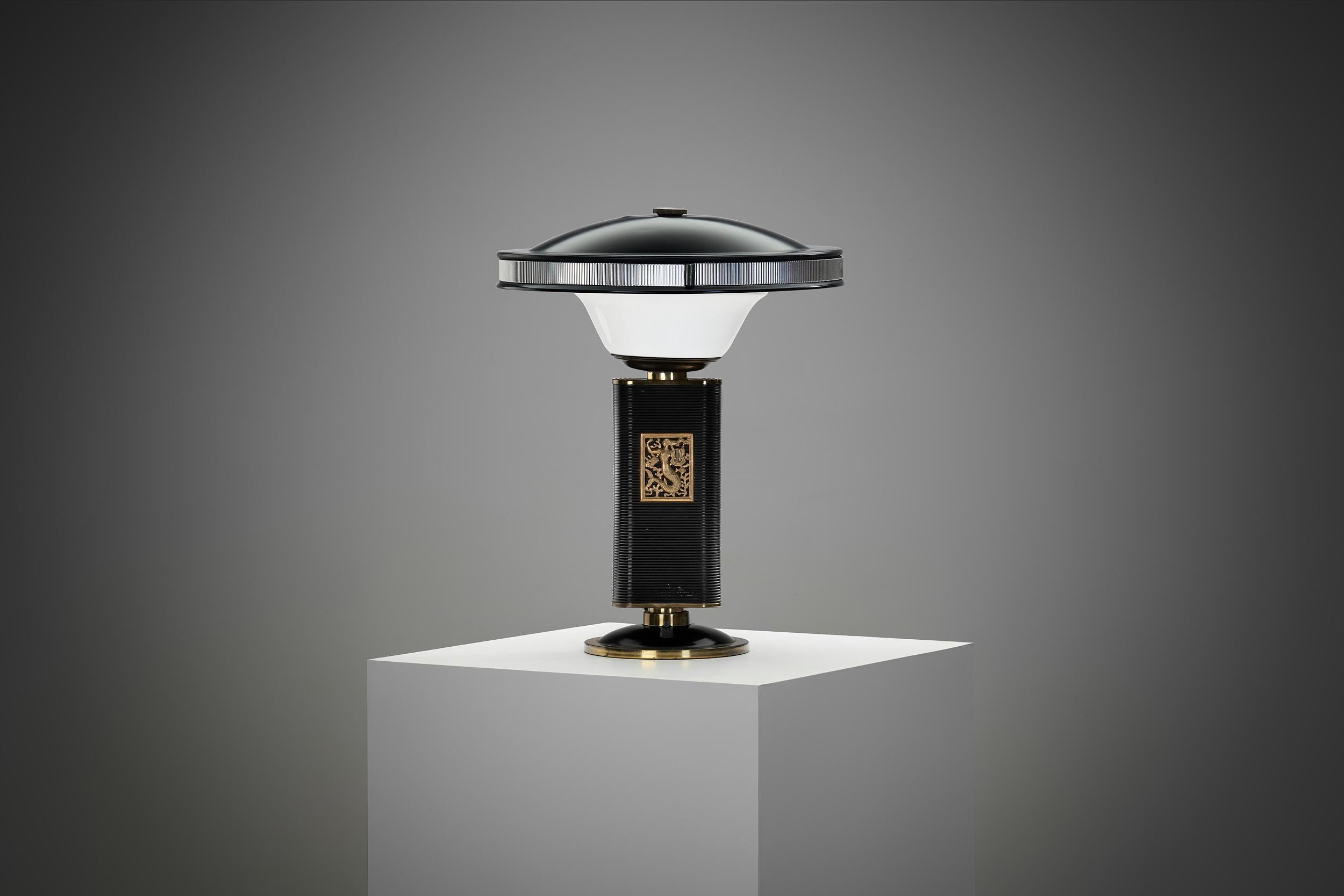 Meerjungfrau Tischlampe von Eileen Gray für Jumo, Frankreich ca 1950s (Moderne der Mitte des Jahrhunderts) im Angebot