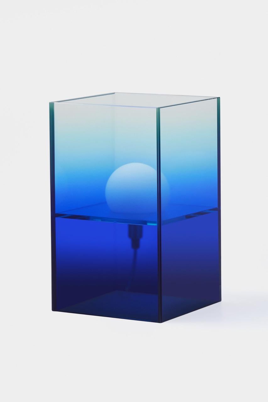 Lampe de table sirène par Studio Monsoleil
Dimensions : D 20 x L 20 x H 35 cm.
Matériaux : Verre feuilleté.

Toutes nos lampes peuvent être câblées en fonction de chaque pays. Si elle est vendue aux États-Unis, elle sera câblée pour les États-Unis,