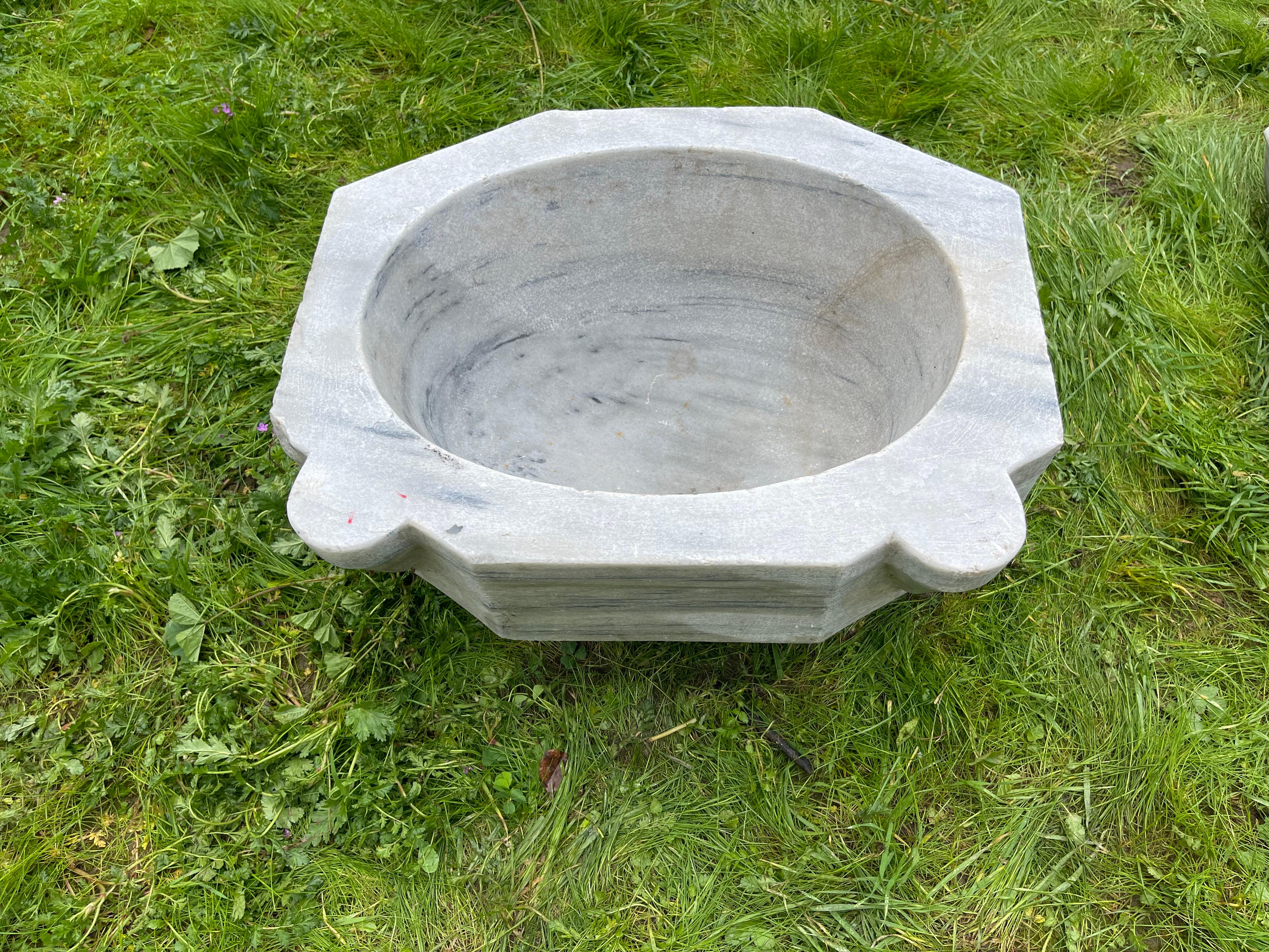 Cette cuvette de bain en marbre vintage présente des détails sculptés à la main qui nous ramènent aux bains publics de l'Empire ottoman, appelés hamams. Cette pièce présente un bassin ovale, des bords droits et des veines tourbillonnantes. 

Les