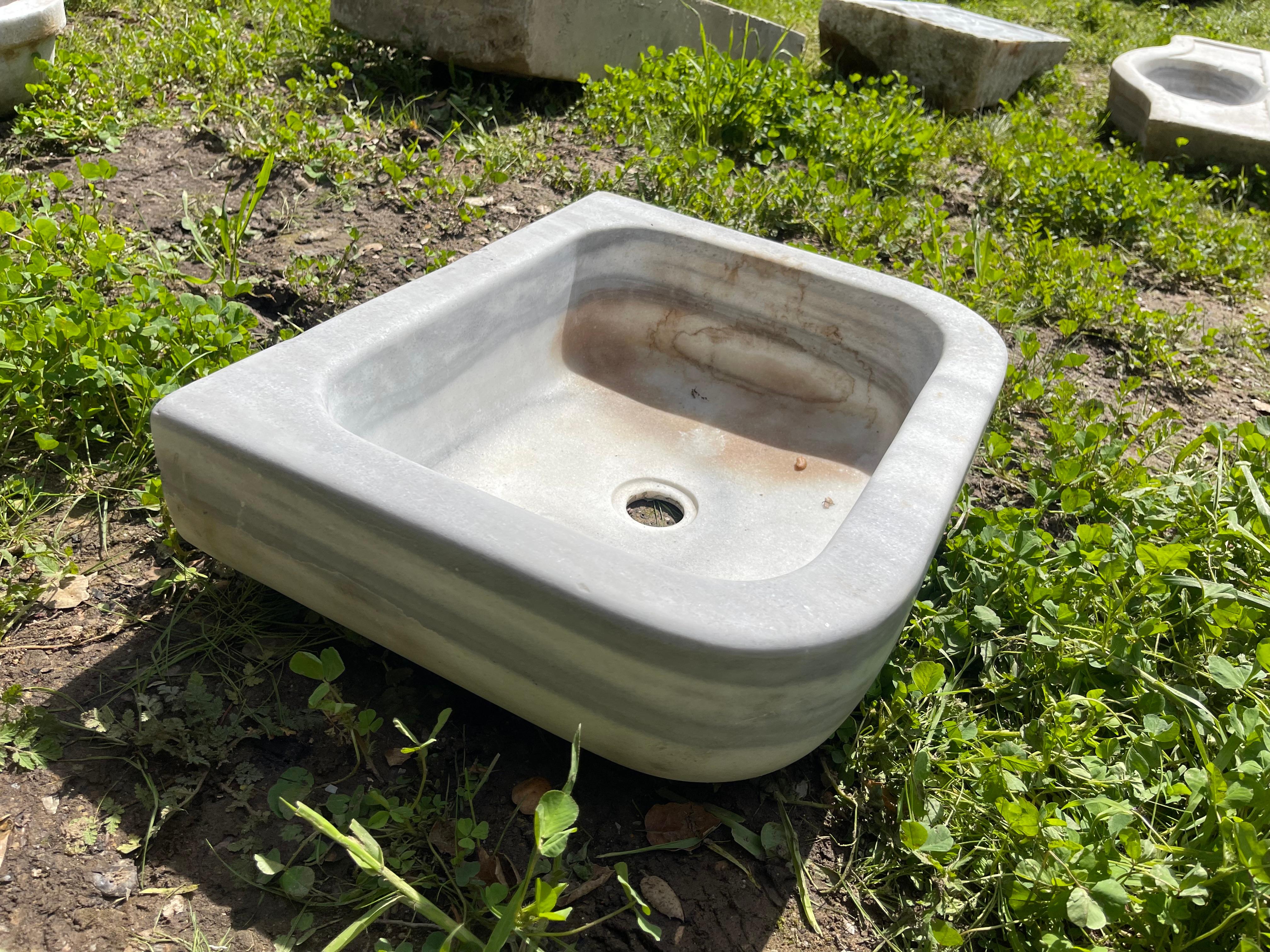 Questo lavandino vintage in marmo presenta dettagli intagliati a mano che ci trasportano nei bagni comuni dell'Impero Ottomano, chiamati hamam. Questo lavello presenta una splendida vasca rotonda e pareti a forma di conchiglia. 

Gli hamam sono