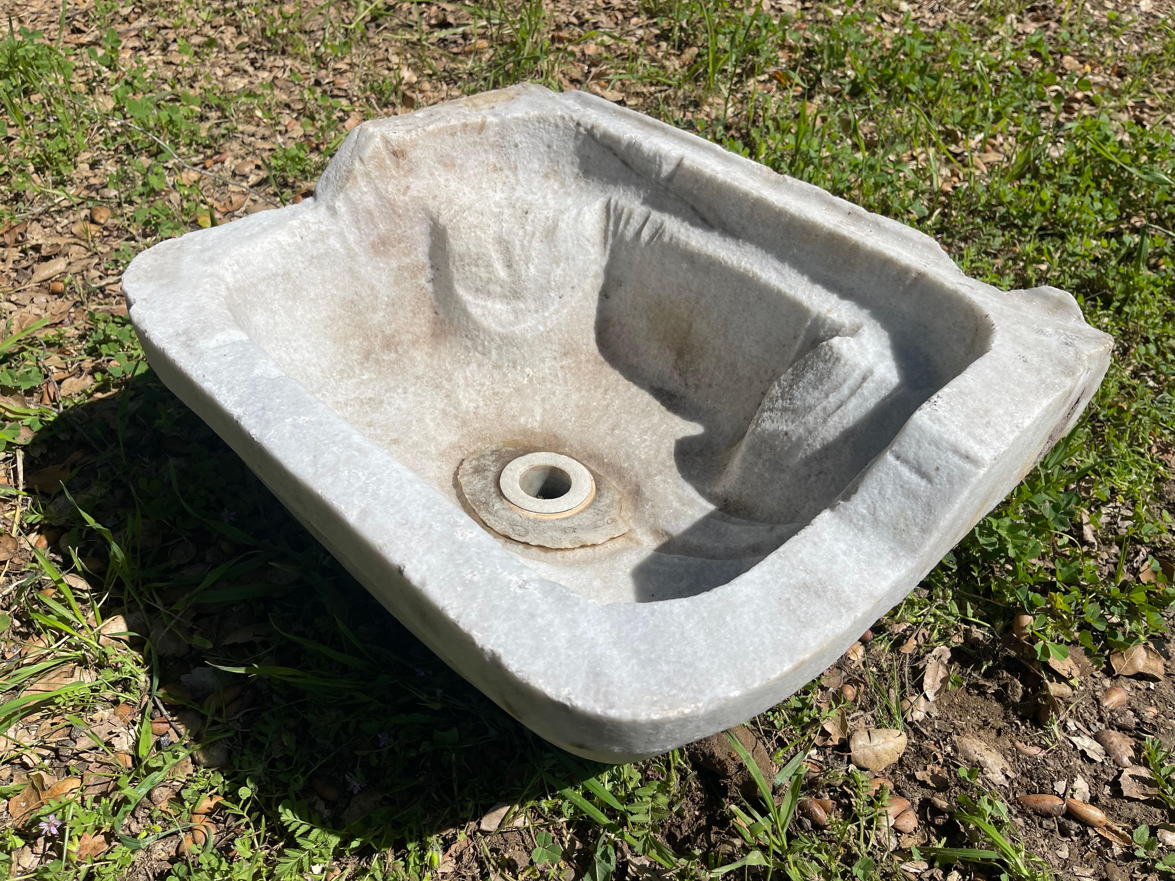 Ce lavabo en marbre vintage présente des détails sculptés à la main qui nous transportent dans les bains publics de l'Empire ottoman, appelés hamams. Cet évier présente un profil carré et un dosseret surélevé. 

Les hamsams sont bordés de robinets,