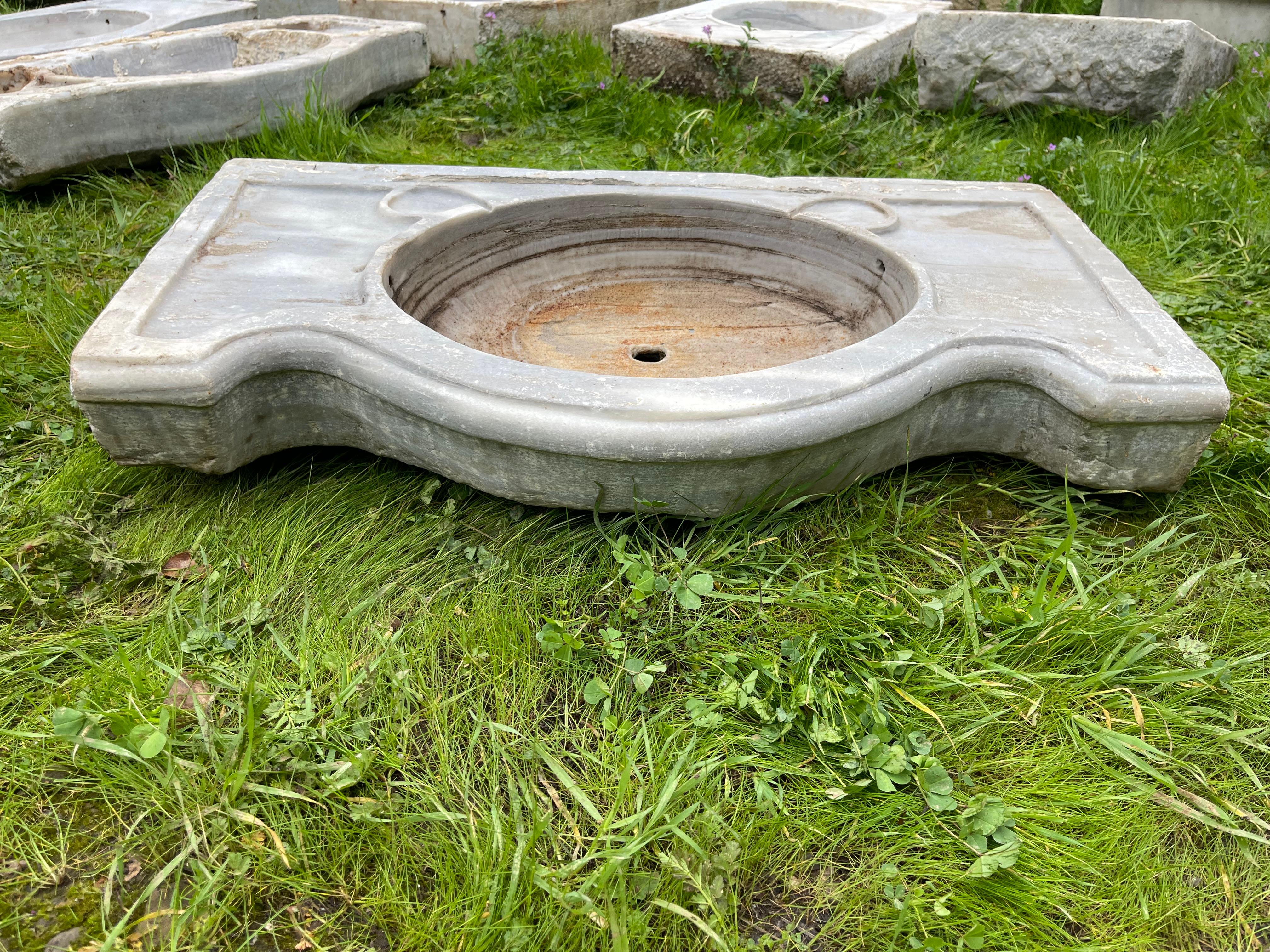 Ce lavabo en marbre vintage présente des détails sculptés à la main qui nous transportent dans les bains publics de l'Empire ottoman, appelés hamams. Cet évier présente une cuve ovale et un large profil rectangulaire. 

Les hamsams sont bordés de