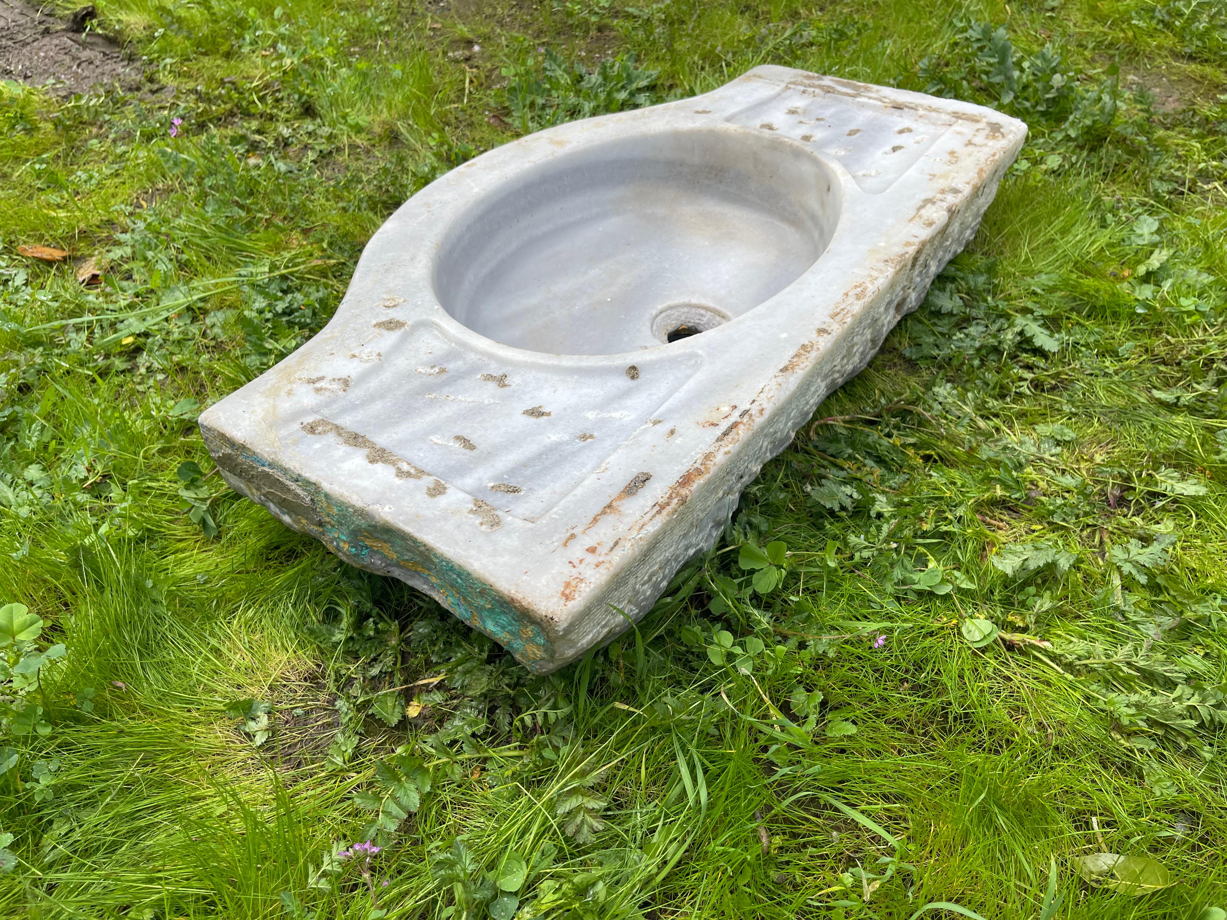Ce lavabo en marbre vintage présente des détails sculptés à la main qui nous transportent dans les bains publics de l'Empire ottoman, appelés hamams. Cet évier est doté d'un bassin rond et d'une oreille frontale. 

Les hamsams sont bordés de