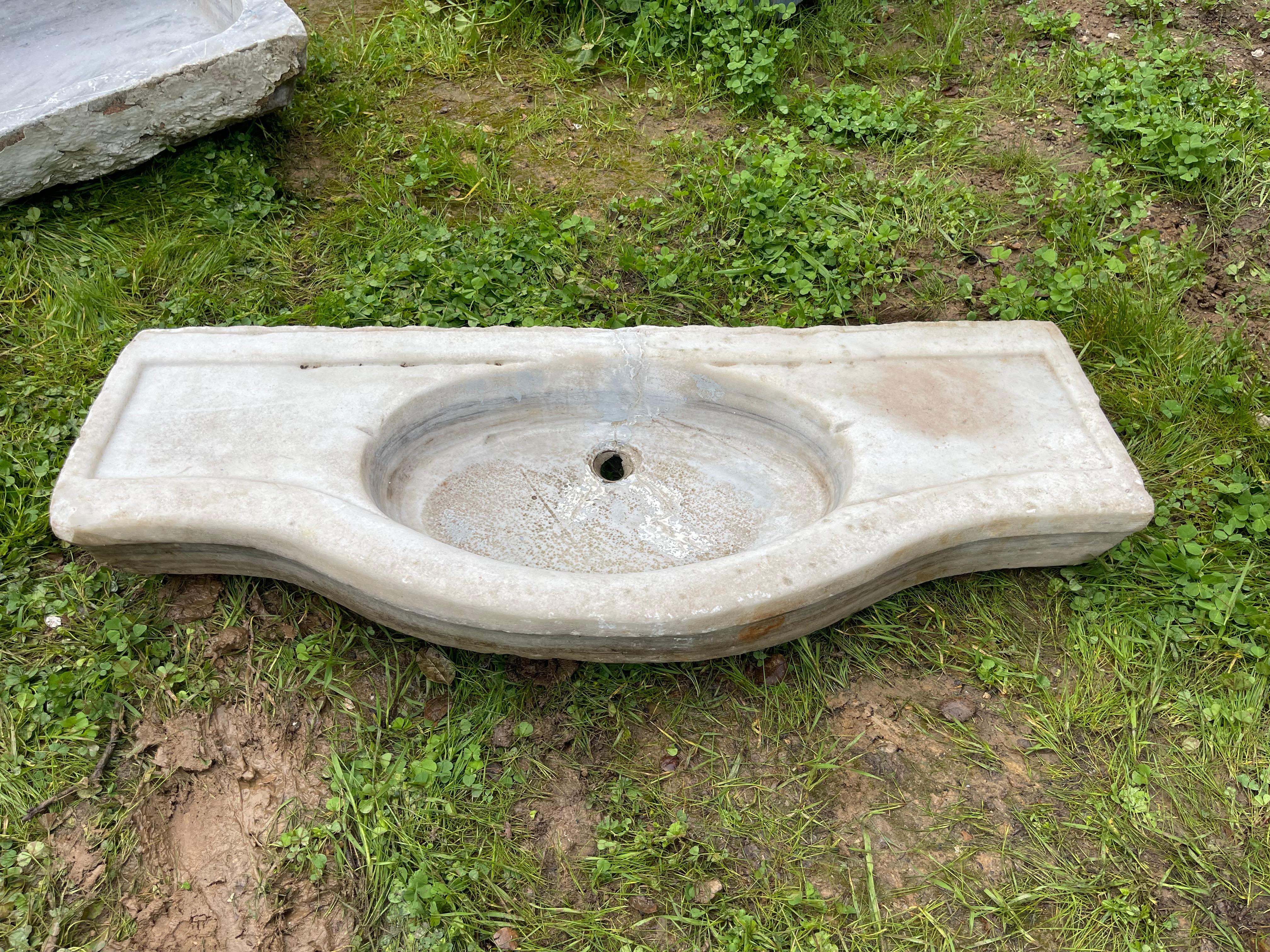 Ce lavabo en marbre vintage présente des détails sculptés à la main qui nous transportent dans les bains publics de l'Empire ottoman, appelés hamams. Cet évier est doté d'un bassin rond et d'une oreille frontale. 

Les hamsams sont bordés de