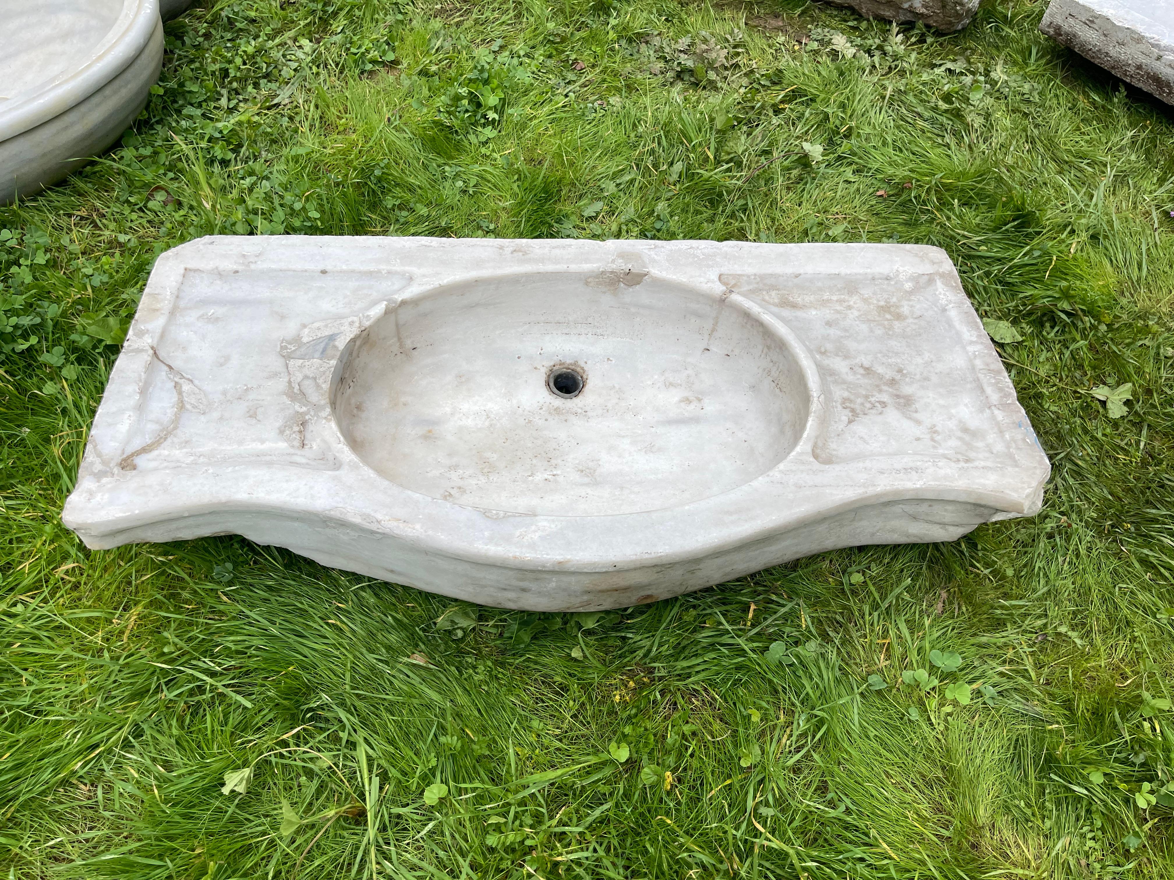 Ce lavabo en marbre vintage présente des détails sculptés à la main qui nous transportent dans les bains publics de l'Empire ottoman, appelés hamams. Cet évier présente une cuve ovale, un profil rectangulaire et un bord avant festonné. 

Les hamsams