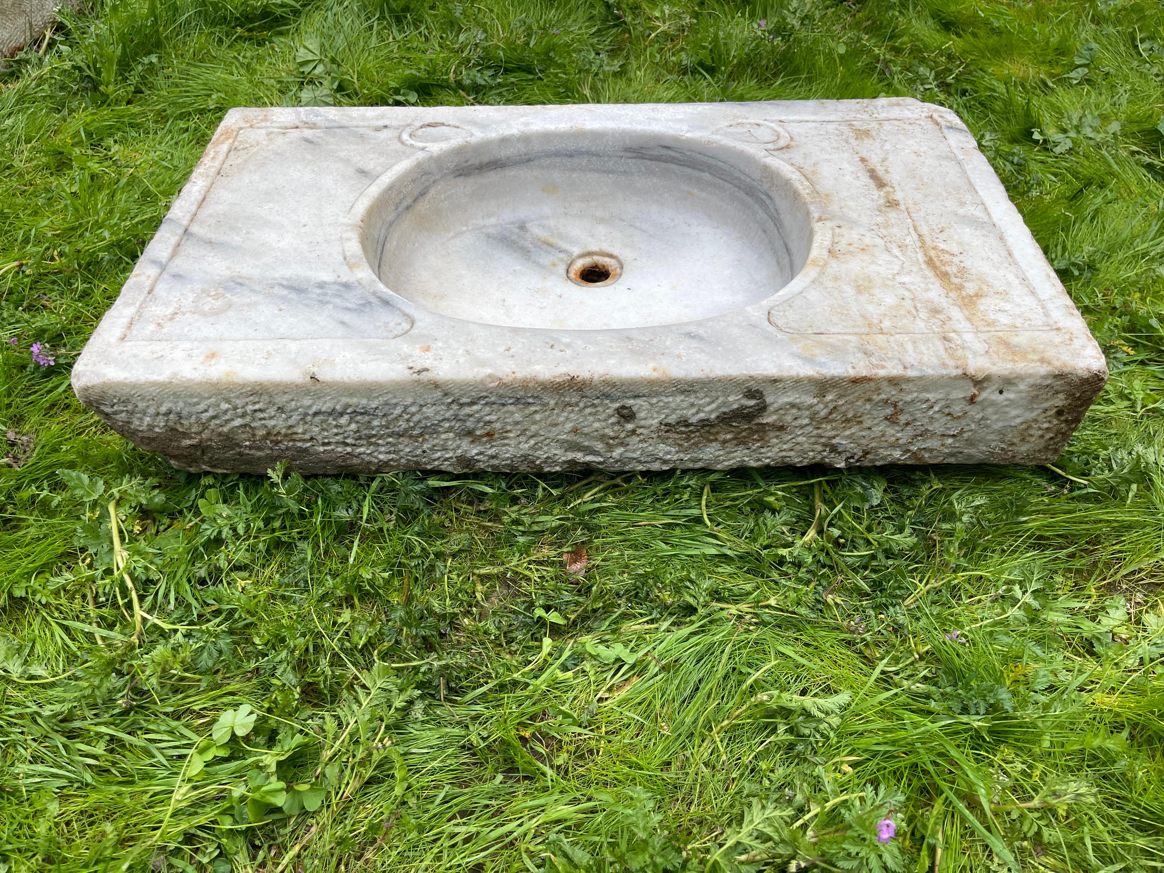 Ce lavabo en marbre vintage présente des détails sculptés à la main qui nous transportent dans les bains publics de l'Empire ottoman, appelés hamams. Cet évier présente un bassin ovale et un profil rectangulaire. 

Les hamsams sont bordés de