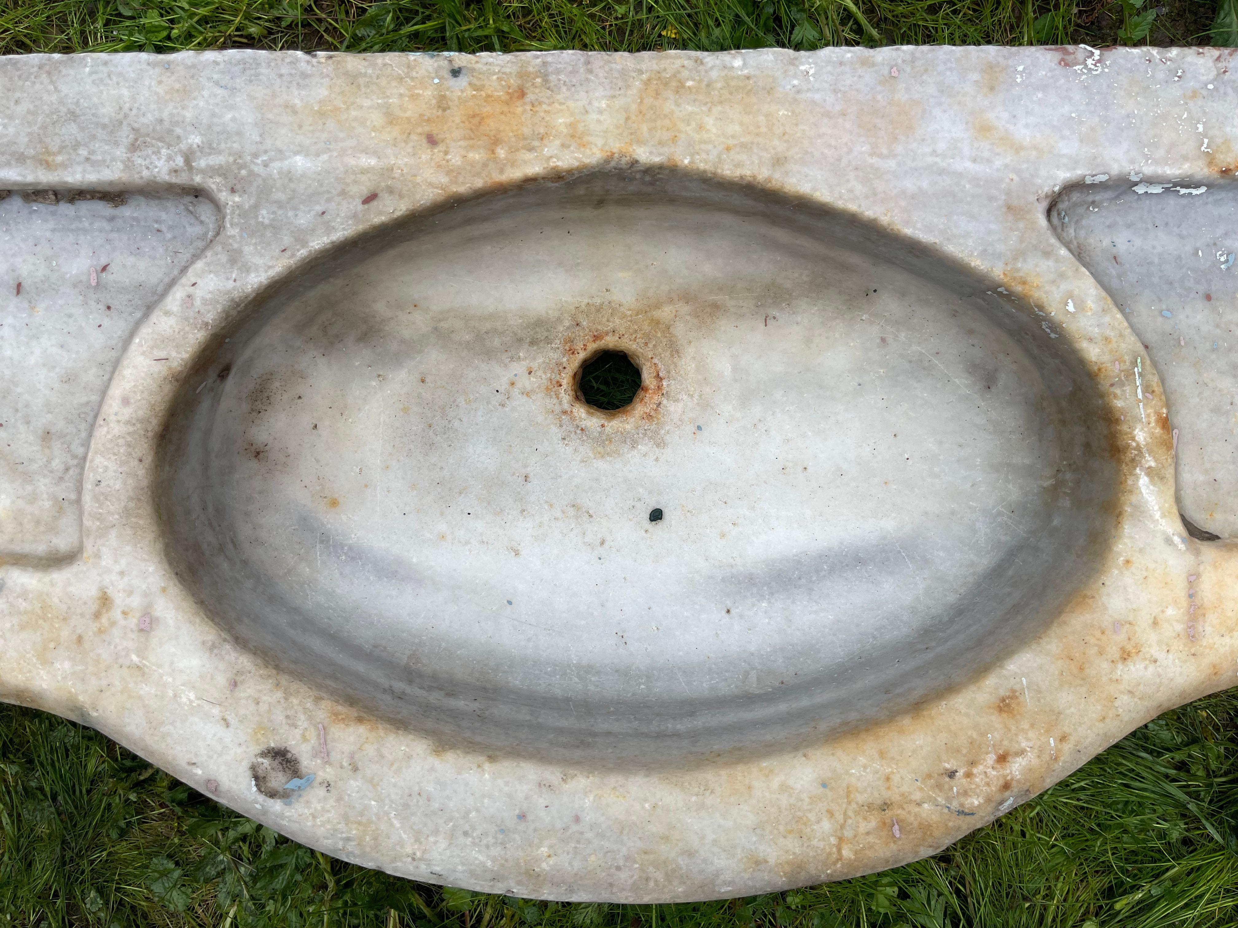 Ce lavabo en marbre vintage présente des détails sculptés à la main qui nous transportent dans les bains publics de l'Empire ottoman, appelés hamams. Cet évier présente un bassin ovale et un profil rectangulaire. 

Les hamsams sont bordés de
